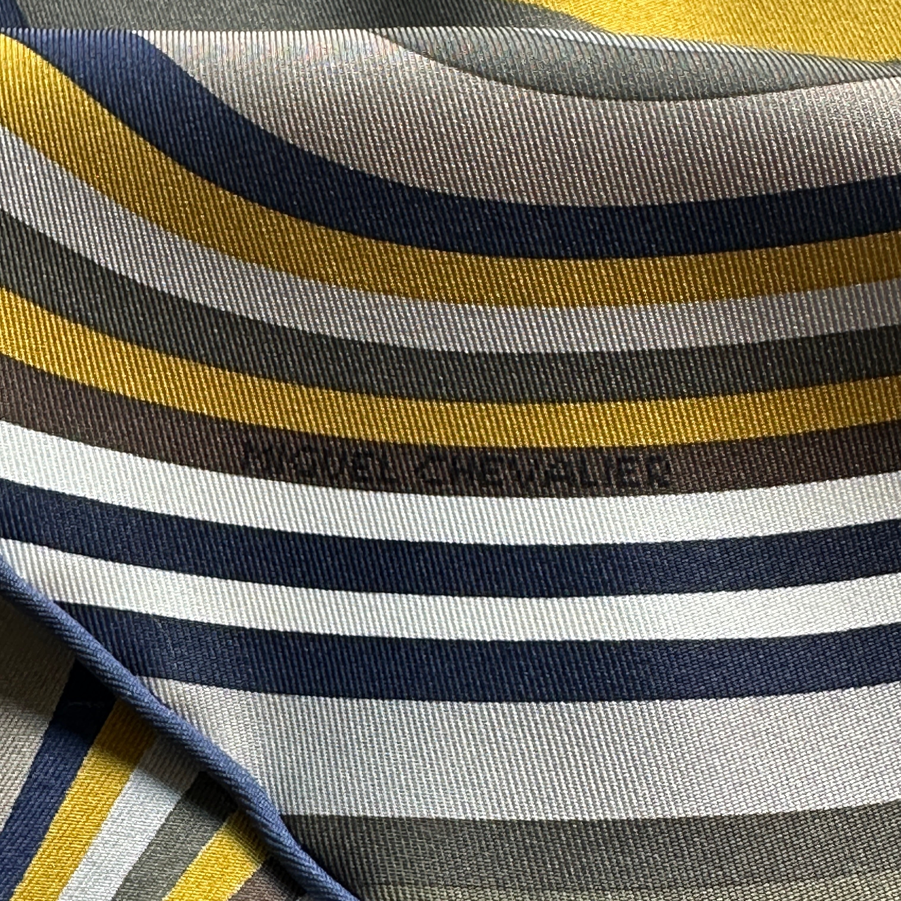 Carré Hermès "Rêve Hypnotique" : Quand l'Art Numérique de Miguel Chevalier rencontre la Soie