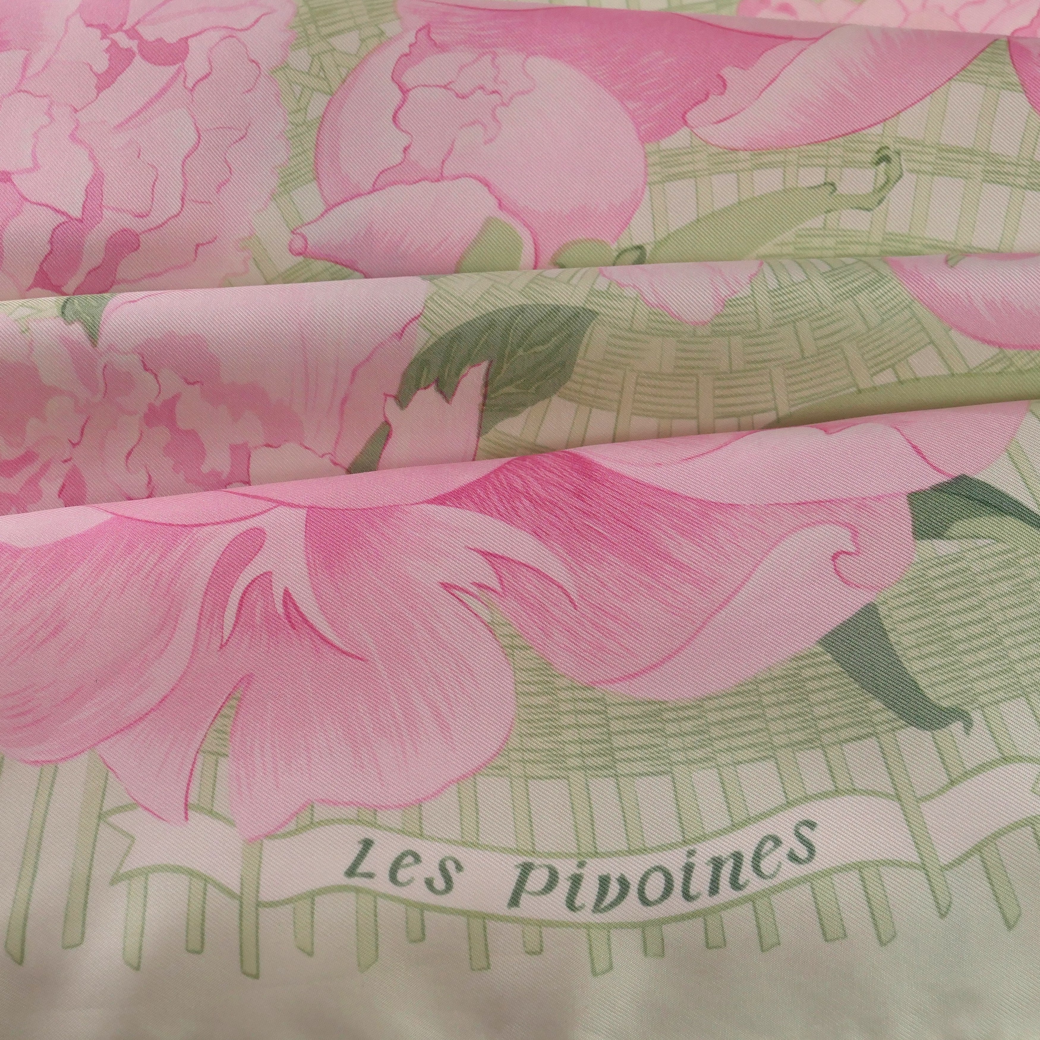 Carré Hermès Les Pivoines 90 cm soie, détail pivoines roses épanouies