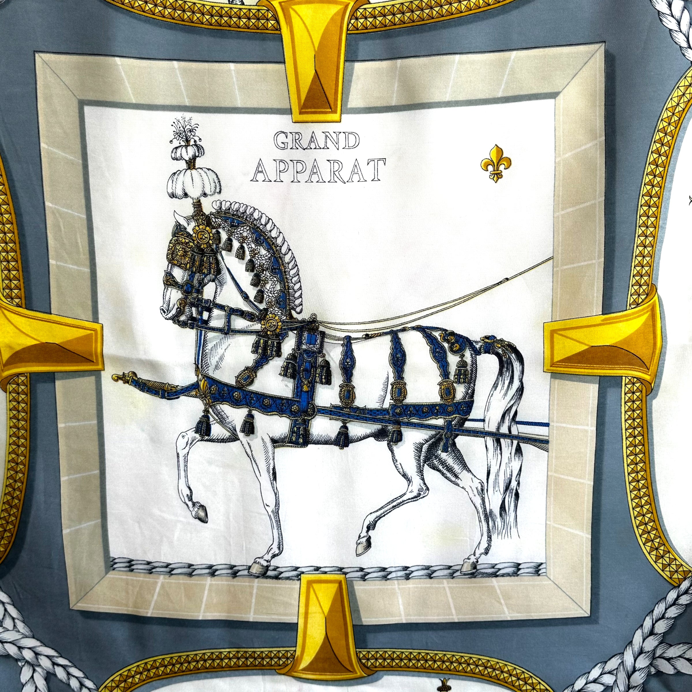 Grand display - HERMES SCARF 90 CM