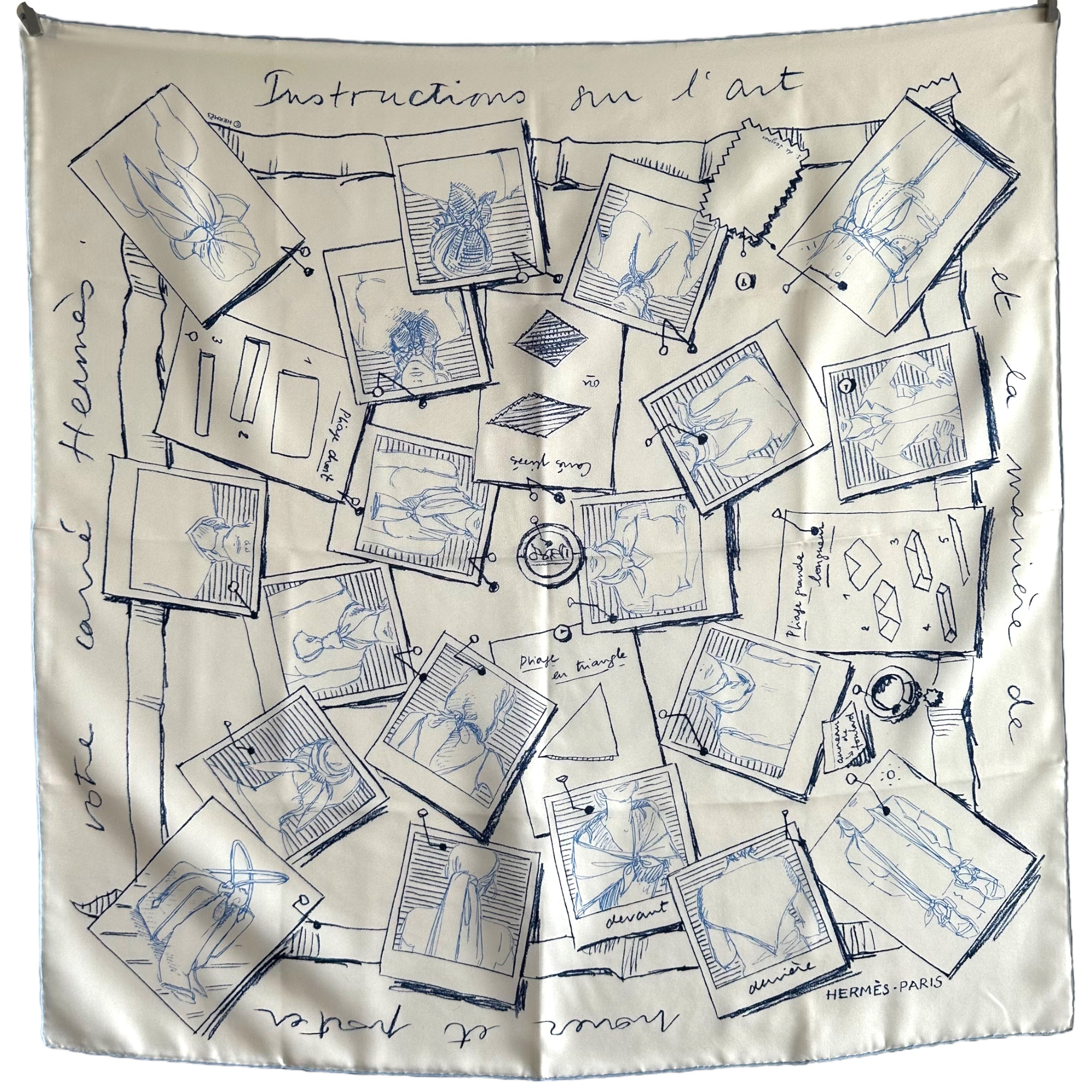 Foulard en soie 90 cm Carré Hermès intitulé Instructions sur l'art de nouer et porter votre carré Hermès dessiné par Sophie de Seynes en 100% soie de couleur bleu et blanc