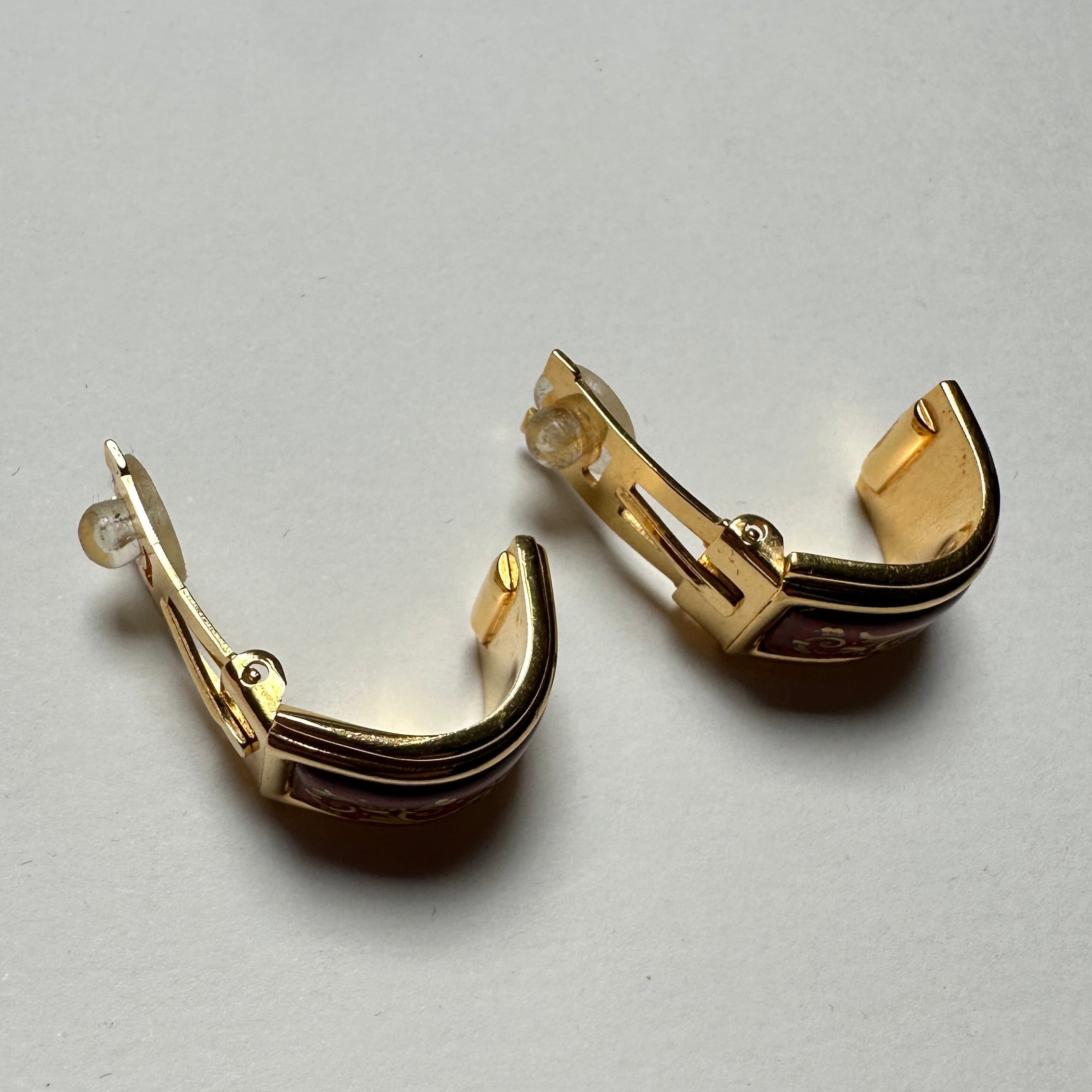 boucles d'oreille Hermès vintage à clip ouvertes vue de profil