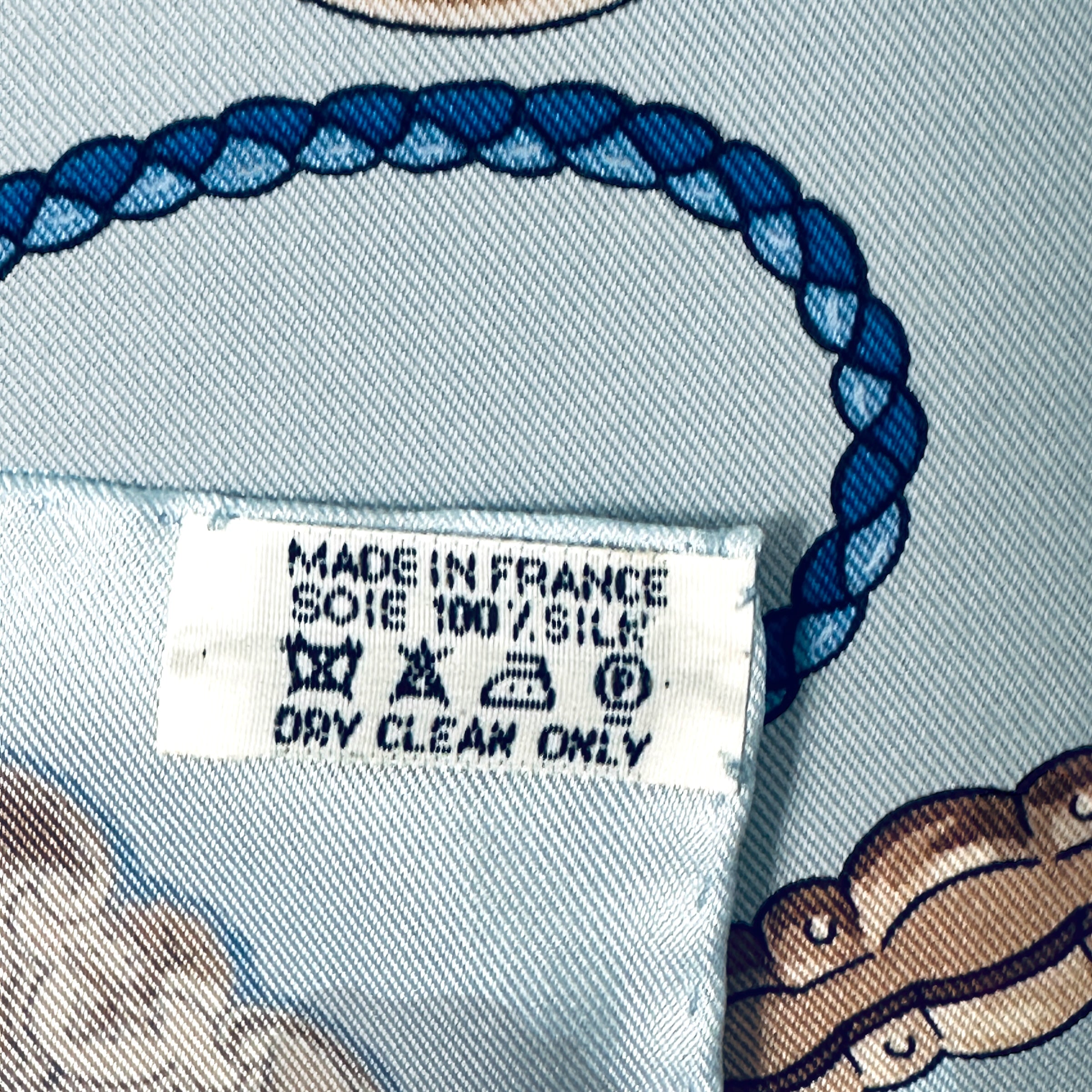 carre-foulard-hermes-les-cles-etiquette-soie