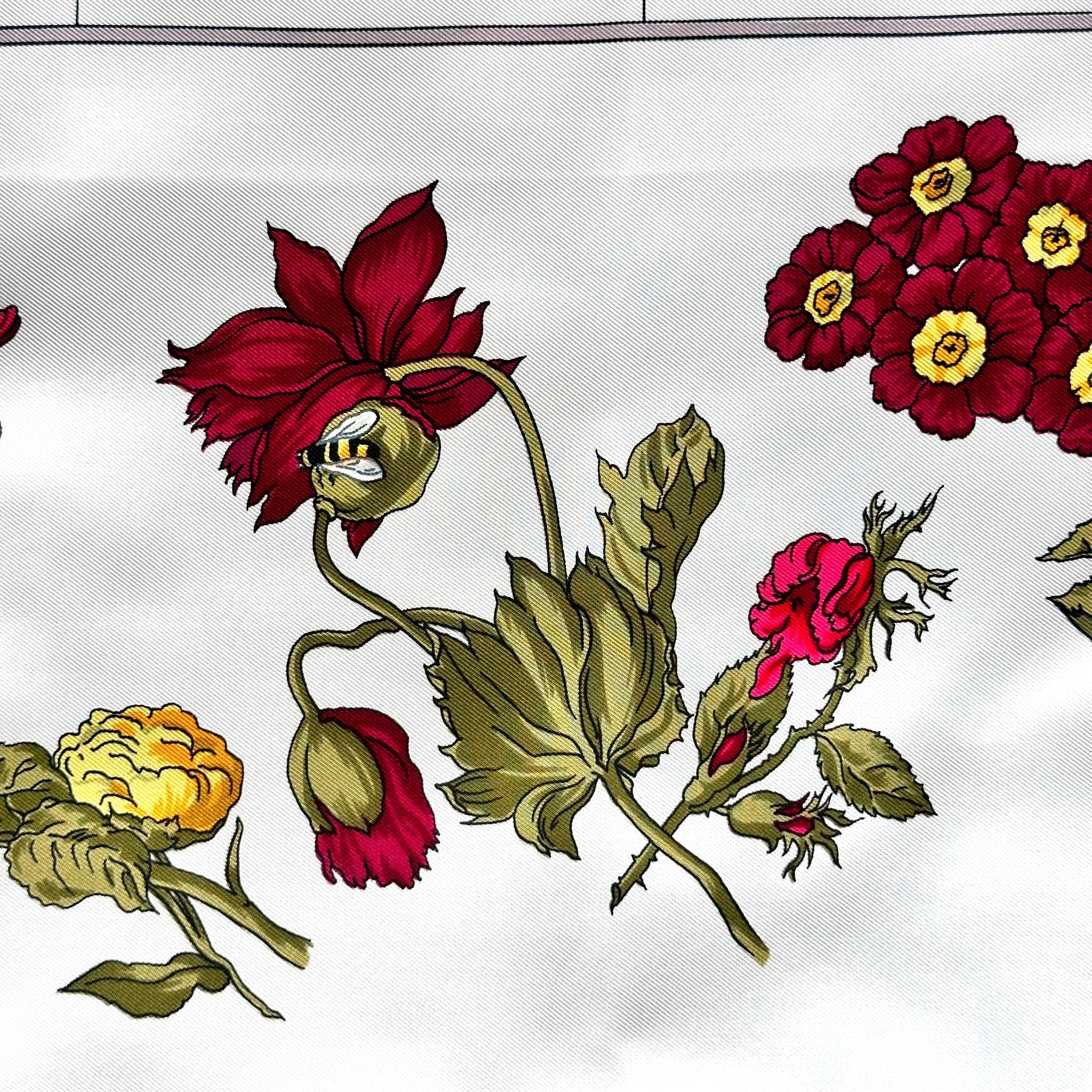 détails du foulard avec fleur et abeille