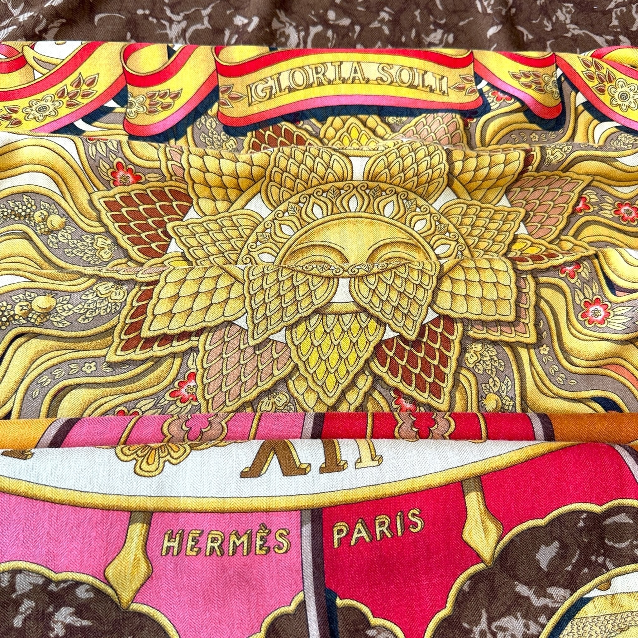 foulard en cachemire Hermès marron jaune rouge et corail