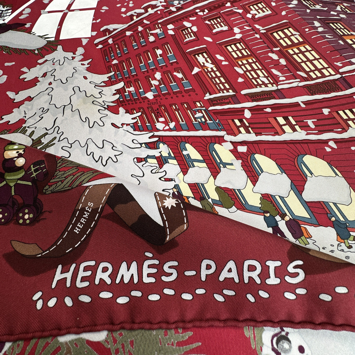 Carré Hermès Noël au 24 Faubourg Rybaltchenko 90 cm soie rouge, signature Hermès-Paris et roulotté main