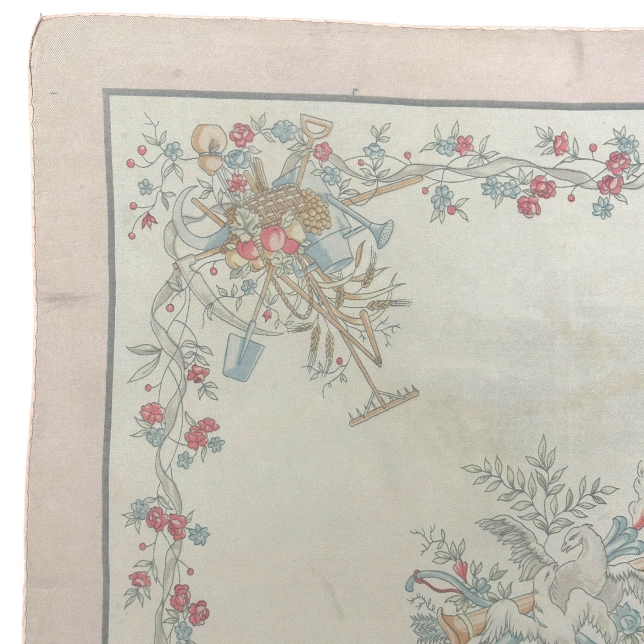 carre hermes intitule pastorale fond blanc entourage rose