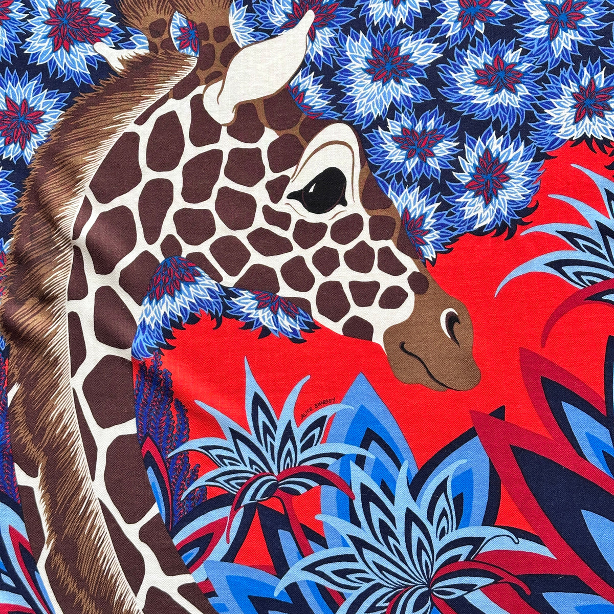 Châle Hermès The Three Graces Alice Shirley 140 cm cachemire et soie, détail girafe et signature Alice Shirley