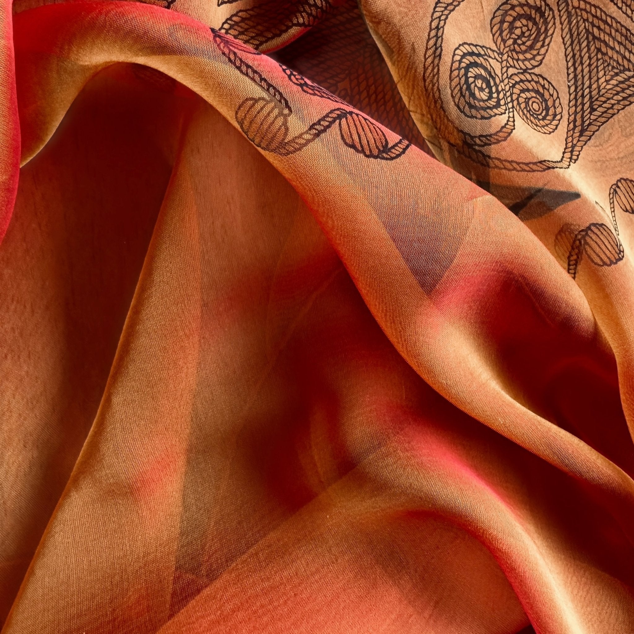 Vue rapprochée Châle Hermès 140 cm "Arabesques" en mouvement reflets irisés