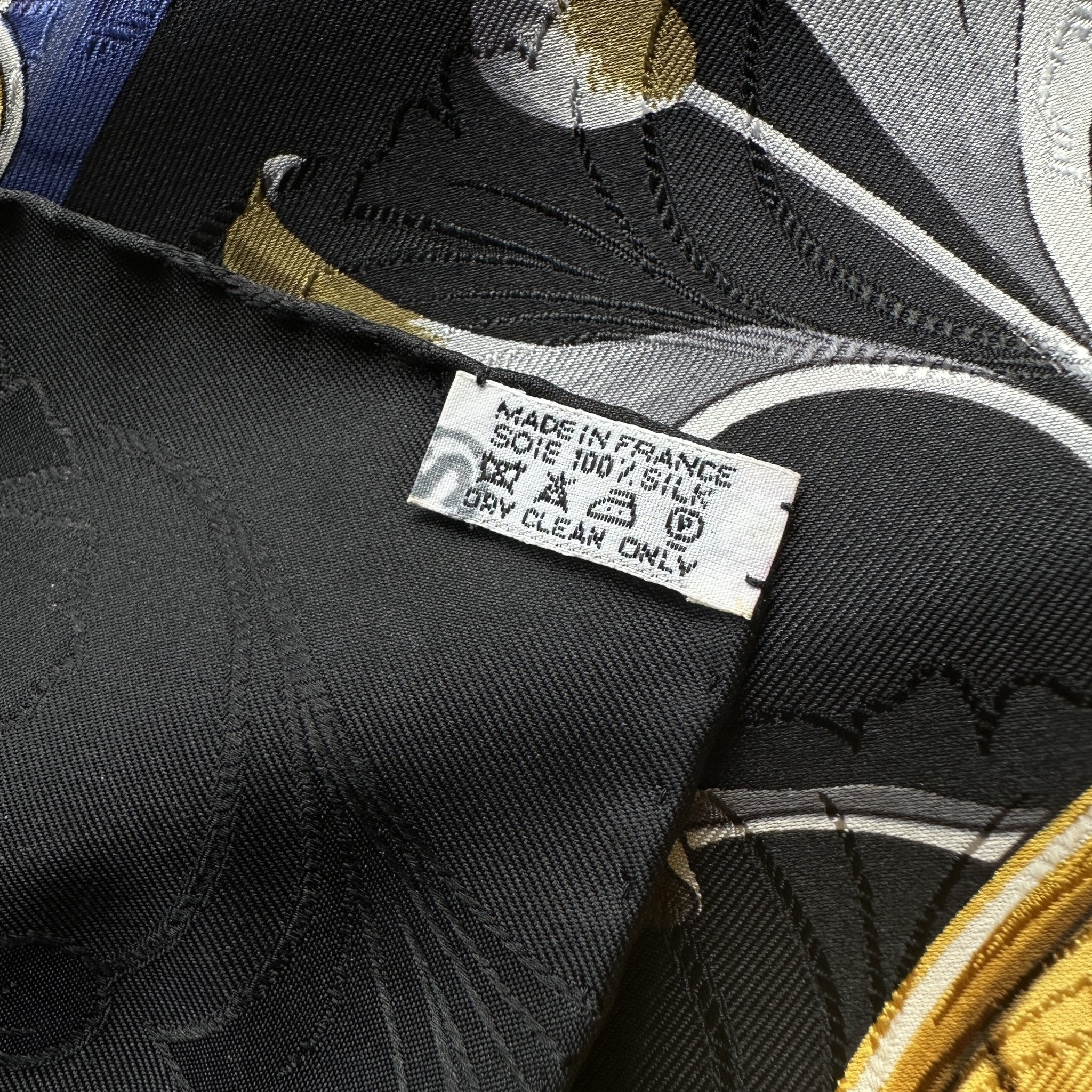 Étiquette de composition et mention Made in France sur foulard Hermès