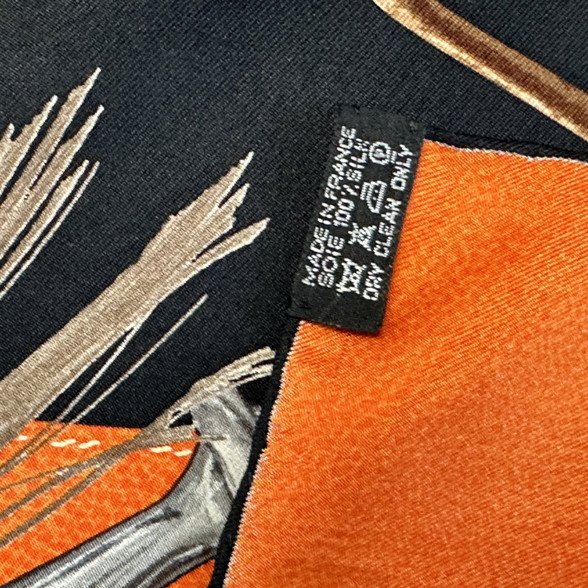 étiquette indiquant 100 pour 100 soie et le made in france