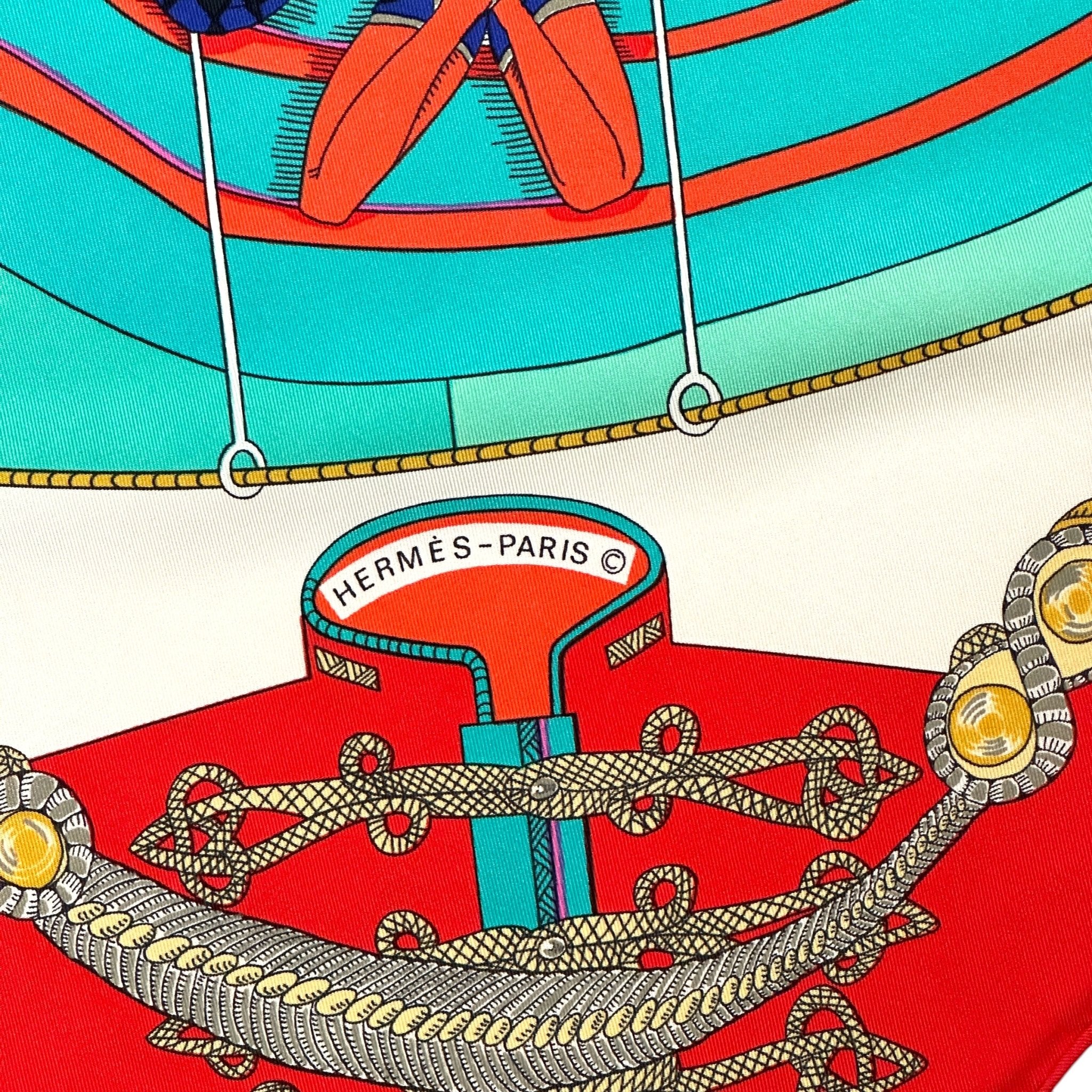 signature hermes paris dans le dessin du foulard