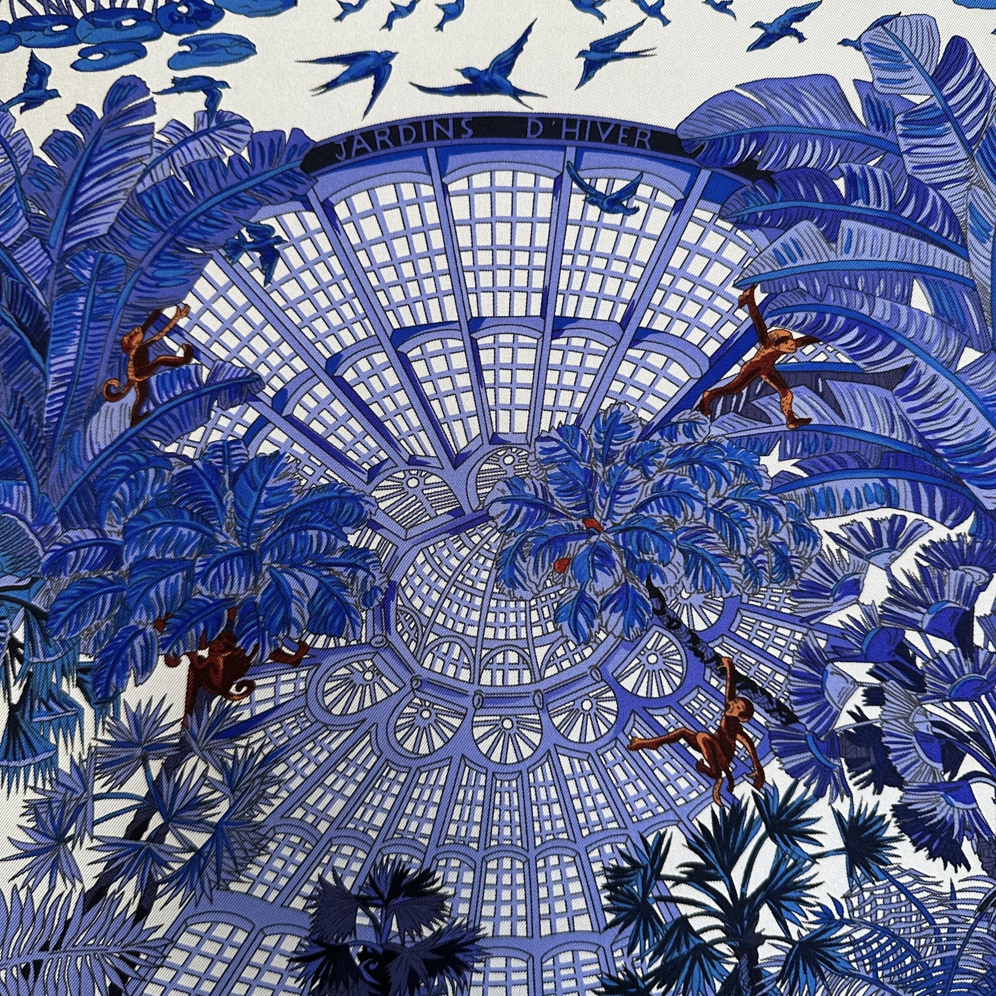 quatre petits singes accrochés à des arbres au sommet de la serre