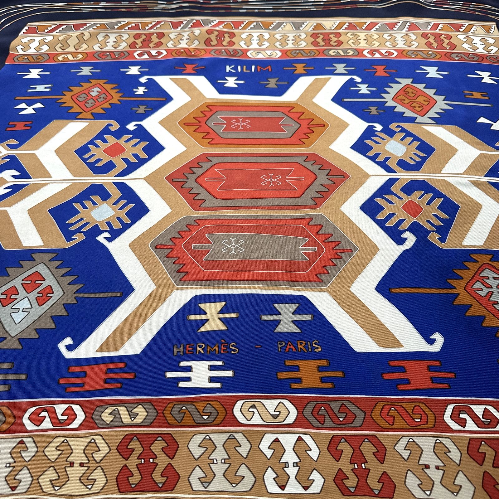 Gros plan sur la composition géométrique du foulard Hermès Kilim inspirée des tapis orientaux