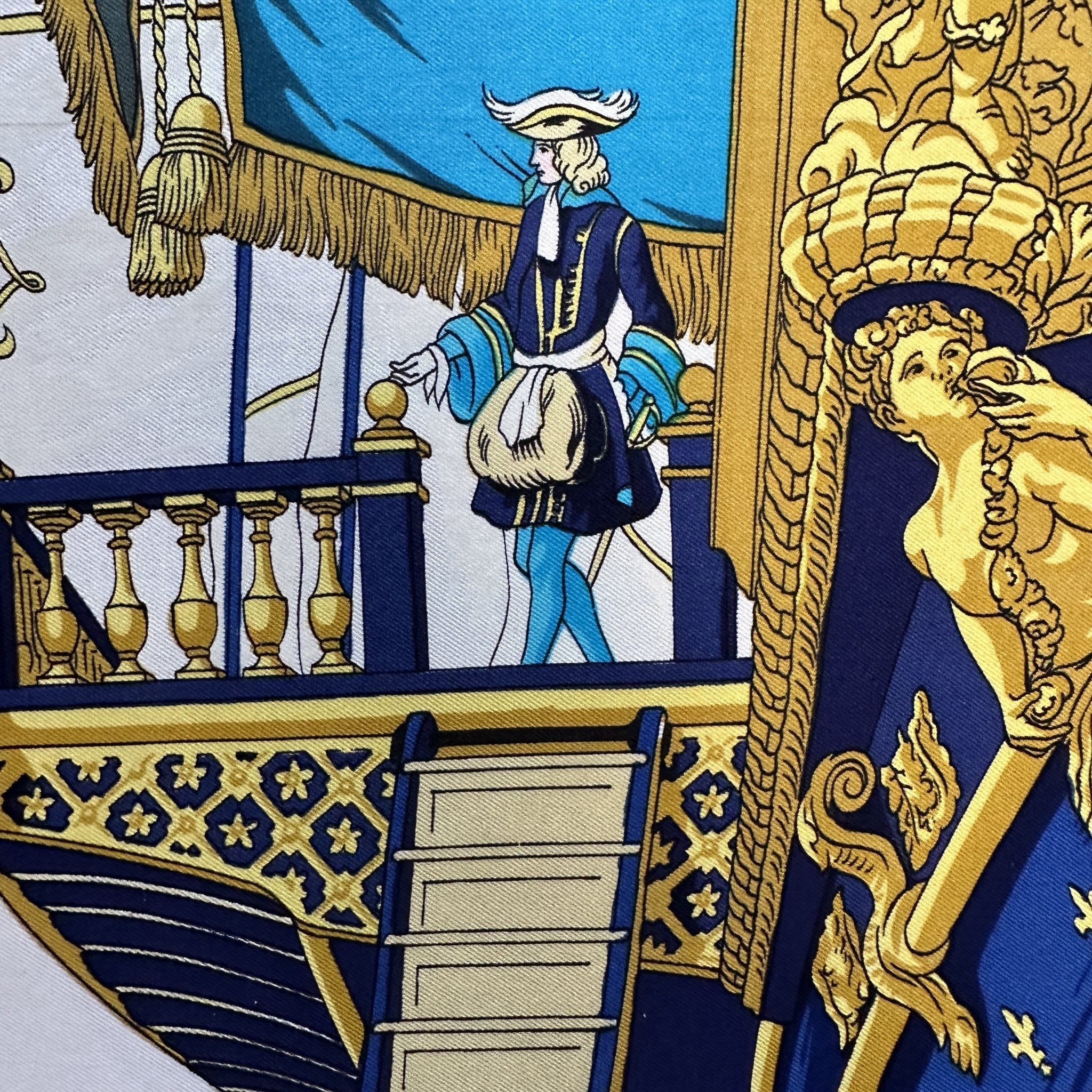 détail du dessin homme sur le pont du navire foulard carré hermès la réale bleu marine or sur fond blanc
