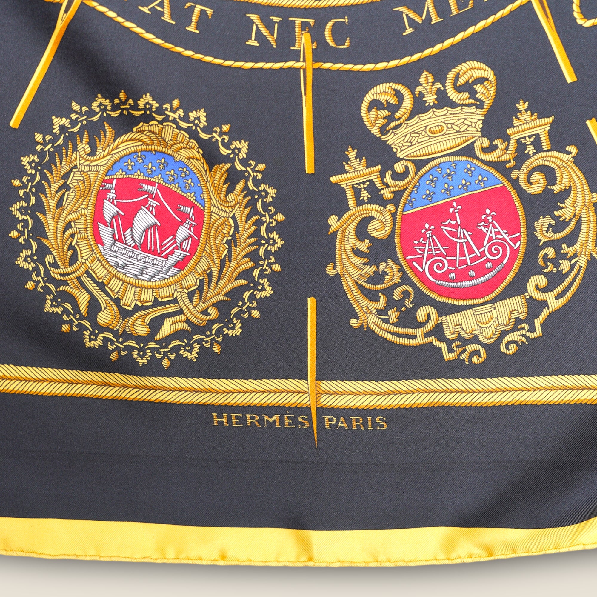 foulard-hermes-les-armes-de-paris-bord-cousu-main