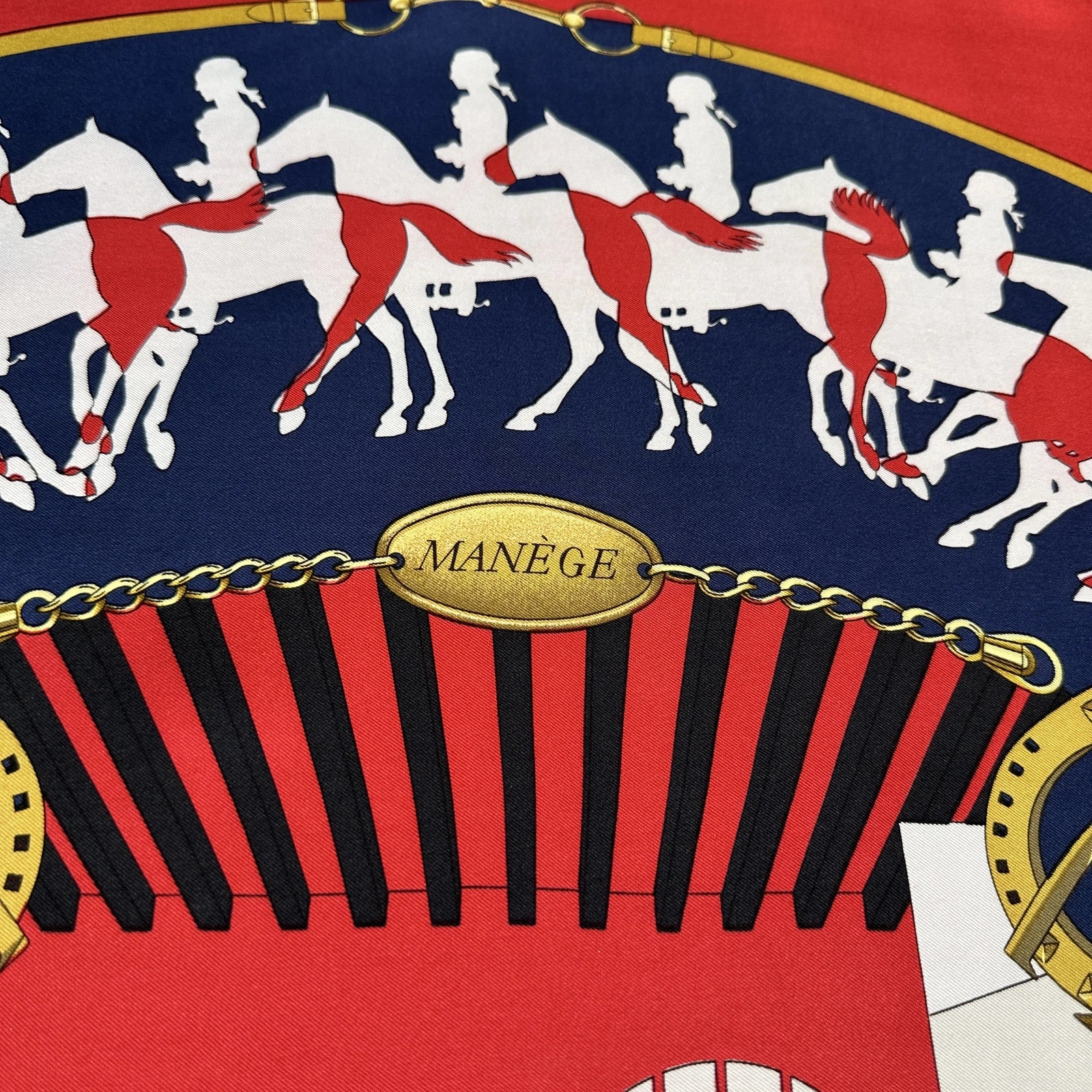 Carré Hermès "Manège" – motif équestre circulaire en rouge