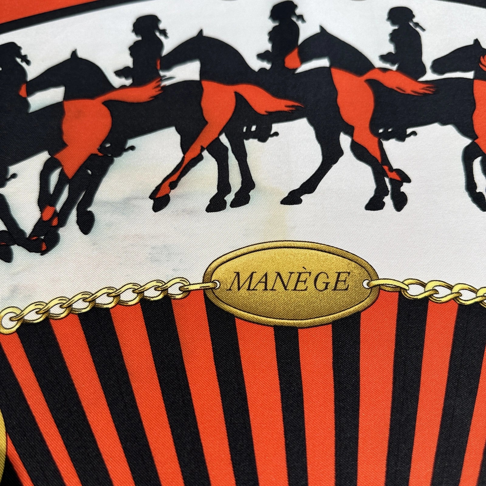 Vue rapprochée du centre équestre illustré dans "Manège" d’Hermès