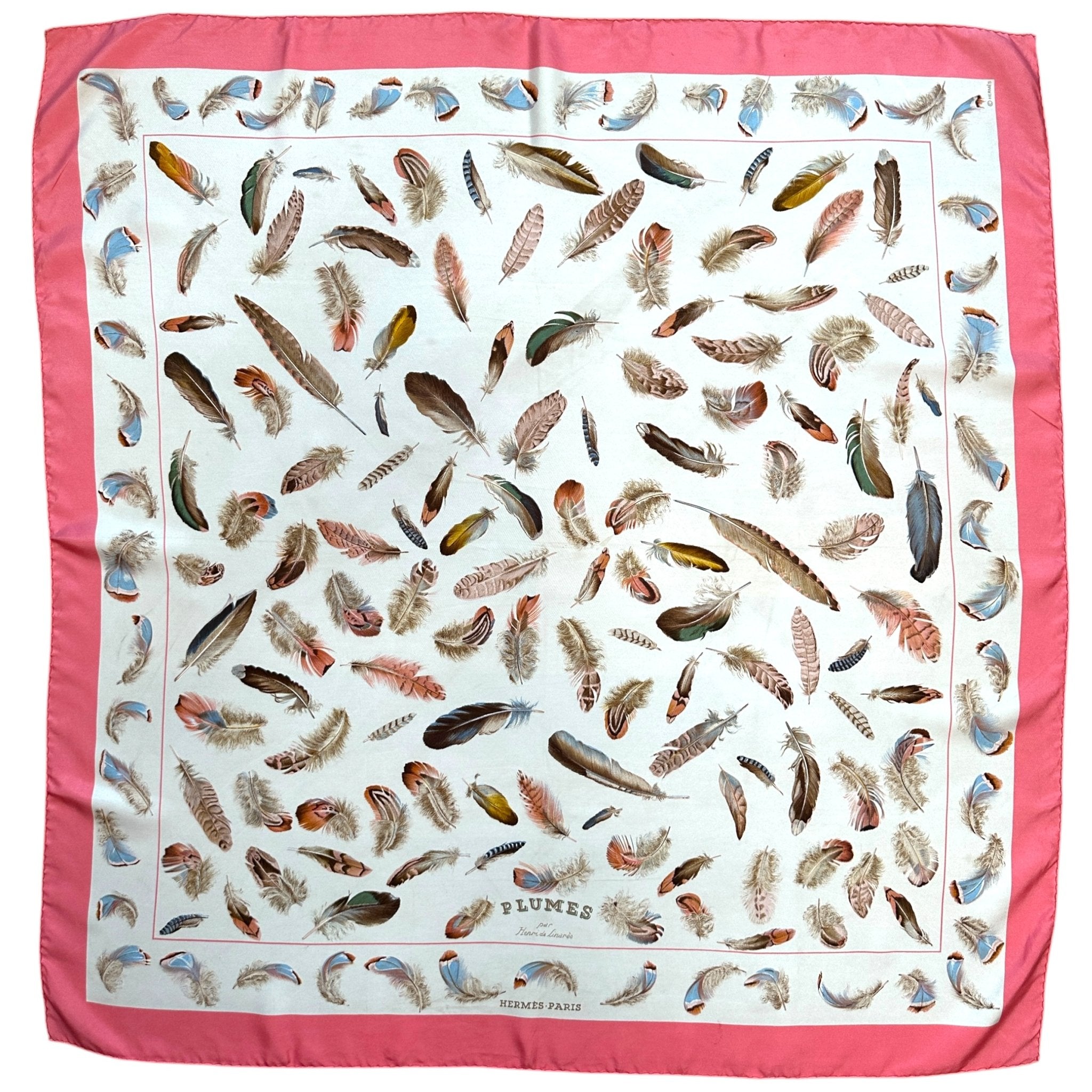 foulard carre hermes rose sur fond blanc