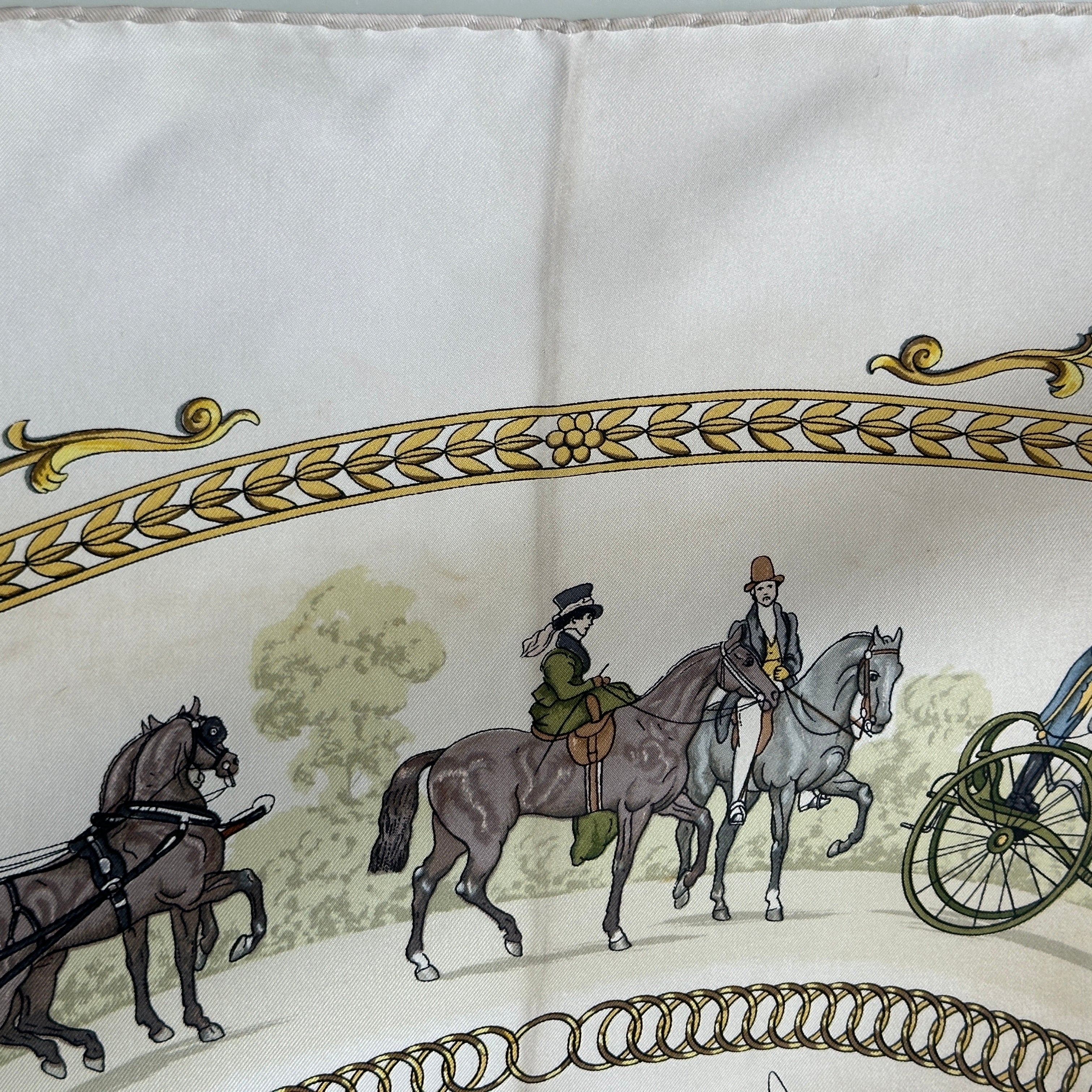 pliure-du-foulard-hermes-promenade-de-longchamp