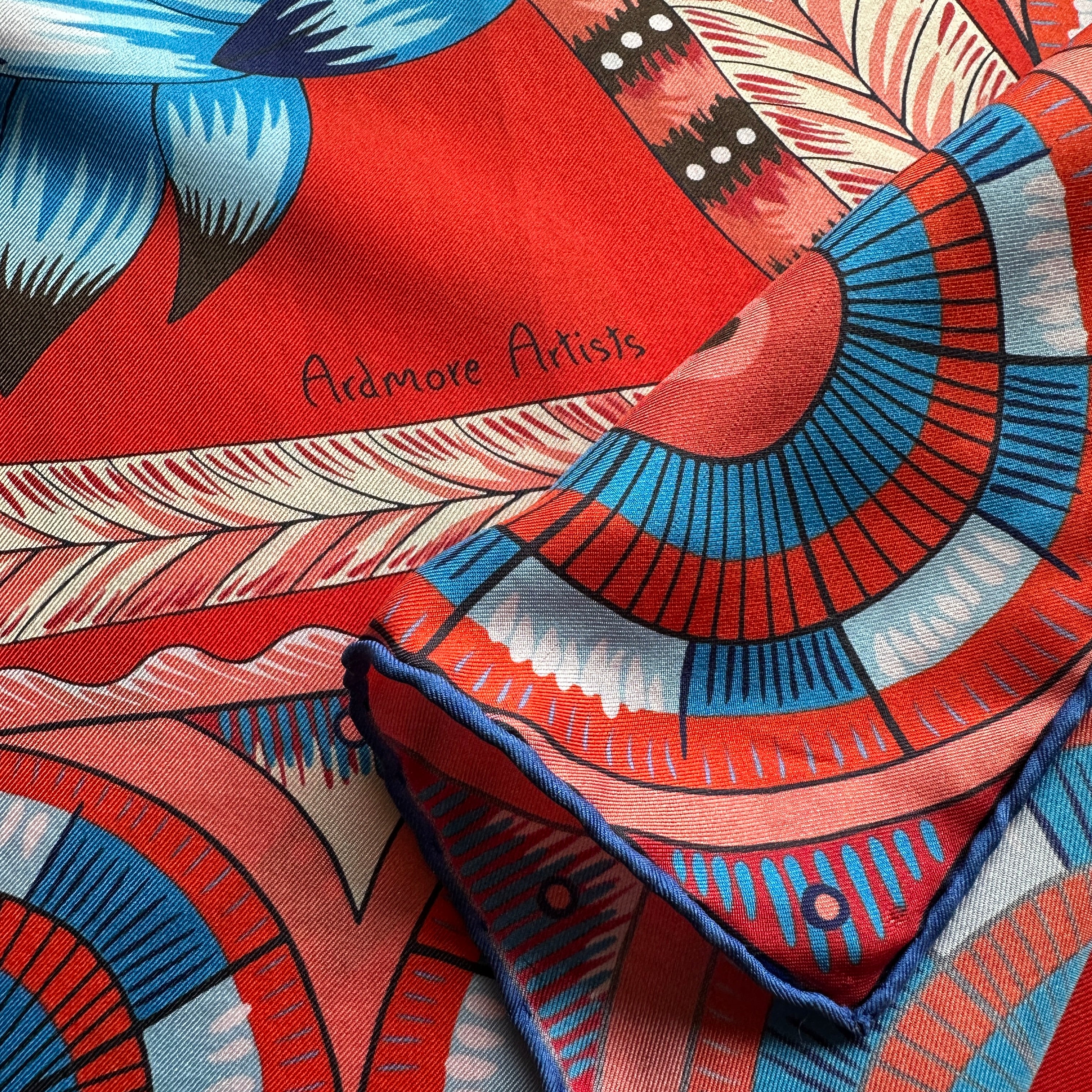 Détail de la signature Ardmore Artists dans la bordure ornementale et des motifs géométriques du châle Hermès 140