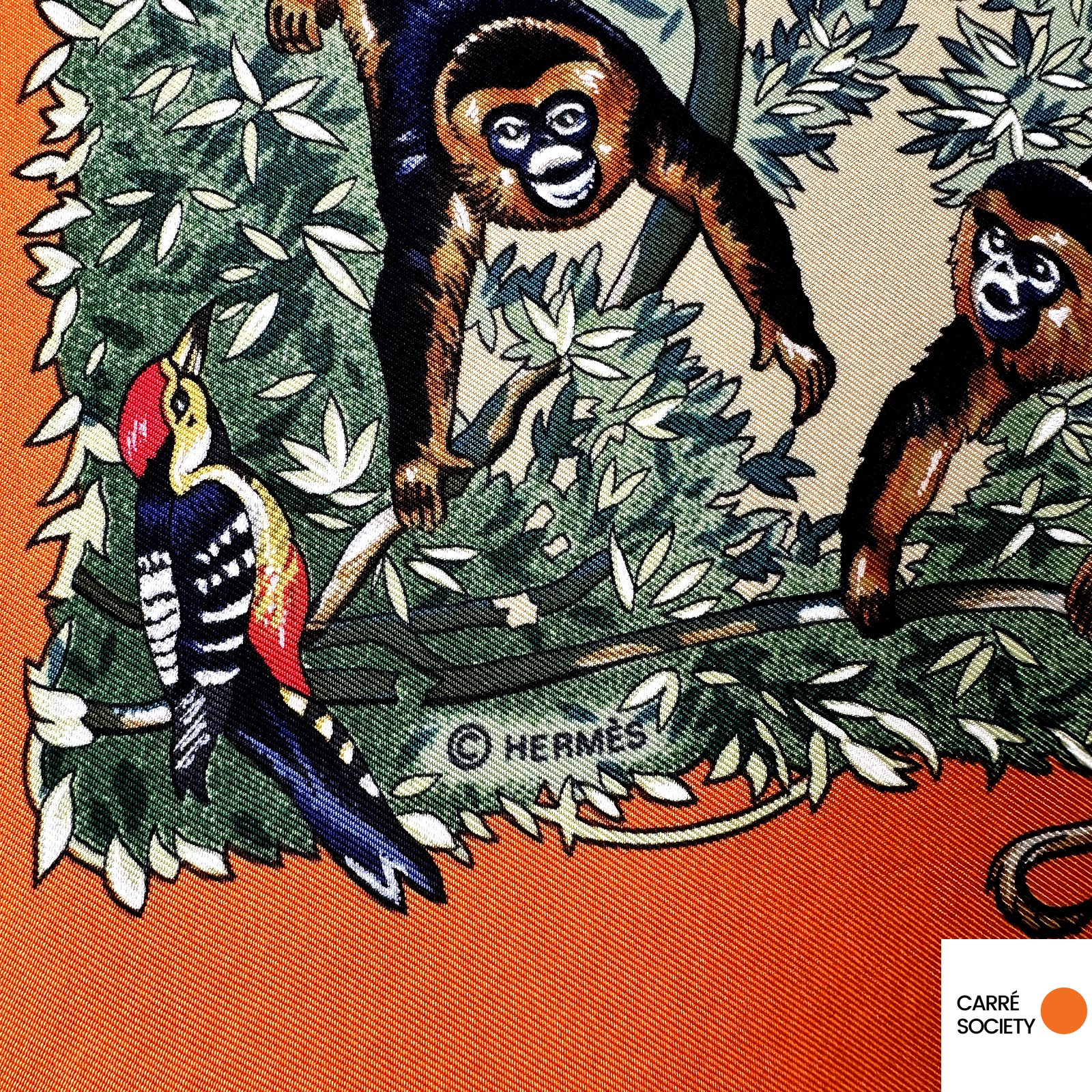 Détail des singes dans les feuillages : singes et perroquet perchés, signature Robert Dallet visible.