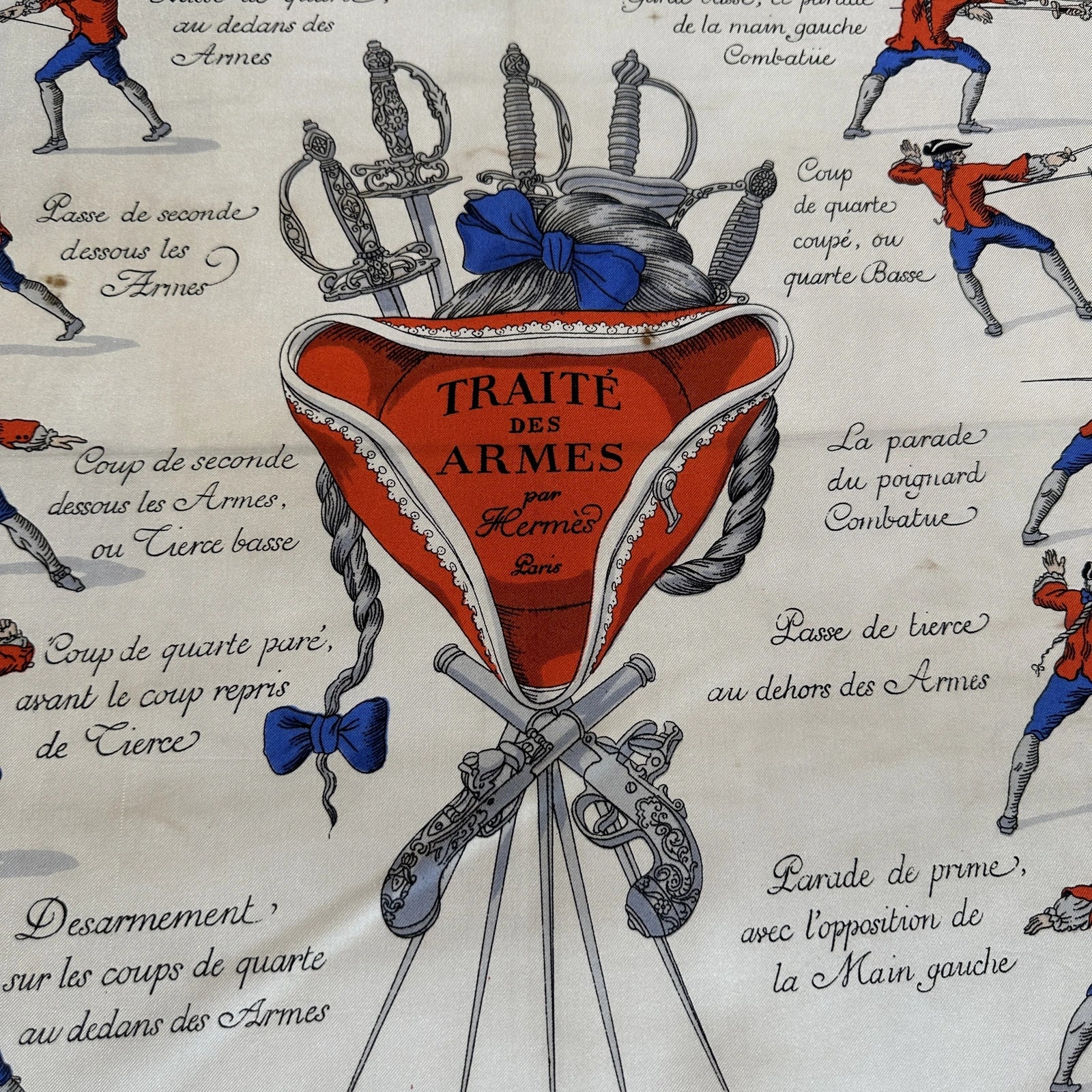 Carré Hermès Traité des Armes – détail du médaillon central et armoiries