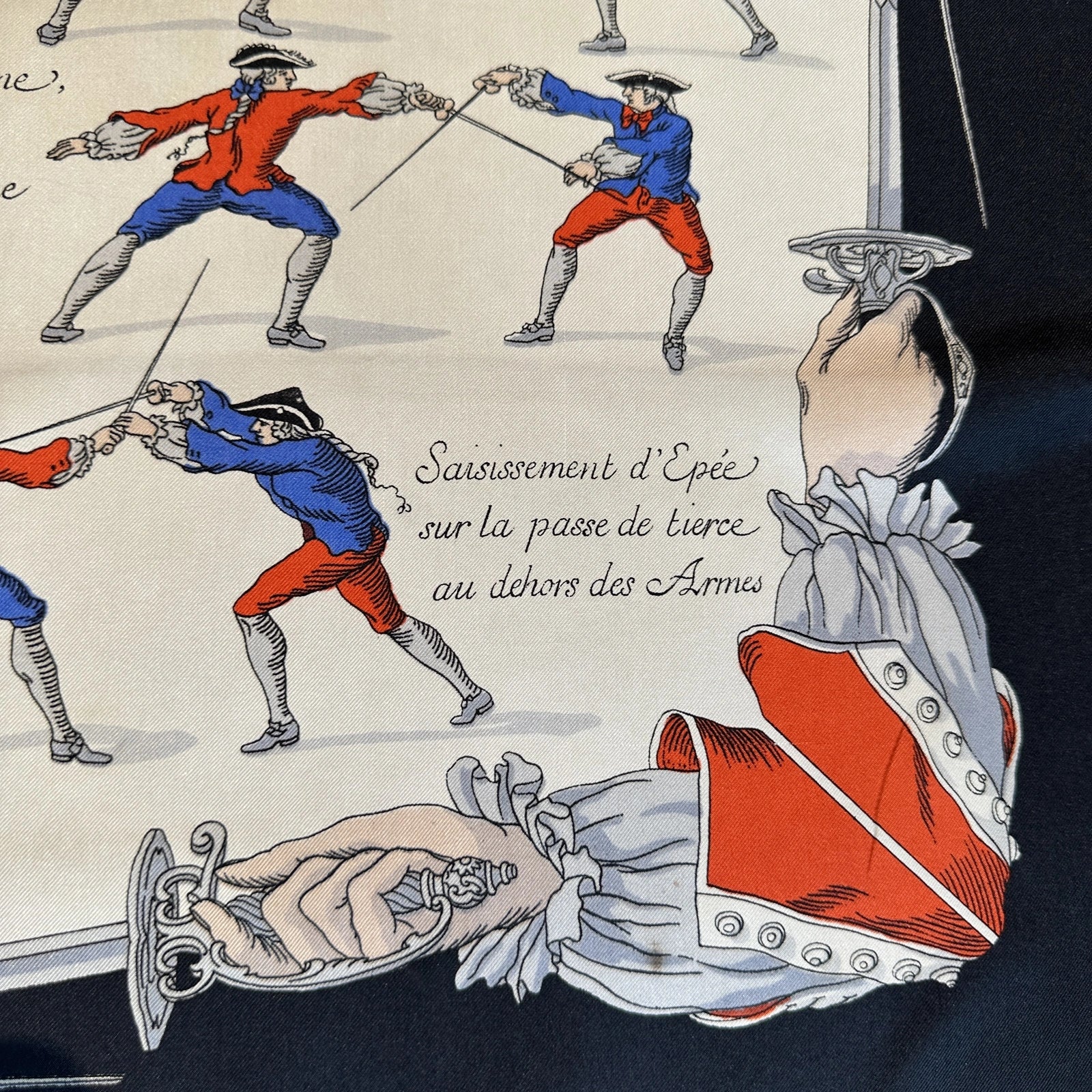 Foulard Hermès Traité des Armes 90 cm – roulotté main, entourage noir