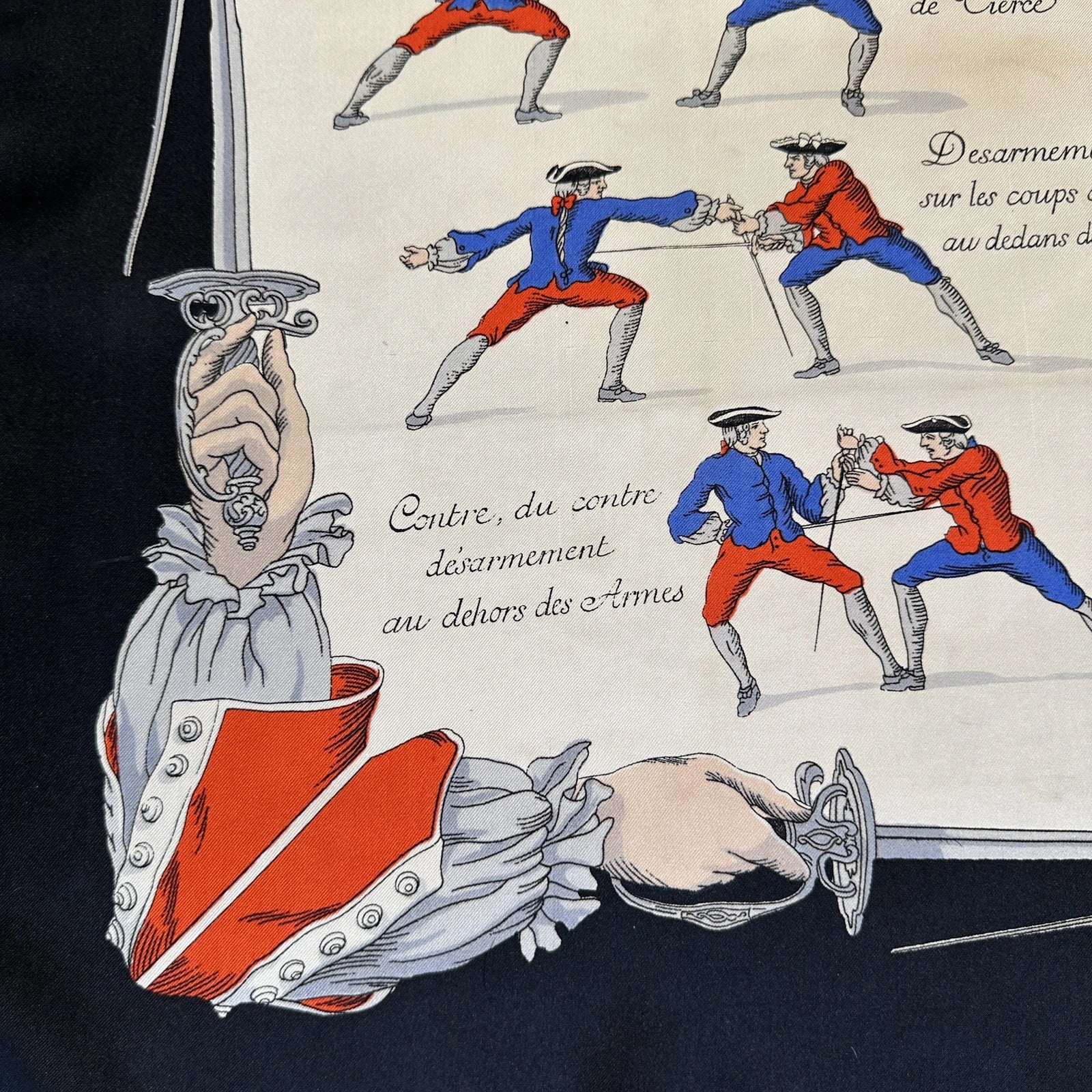 Foulard Hermès Traité des Armes 90 cm – roulotté main, entourage noir