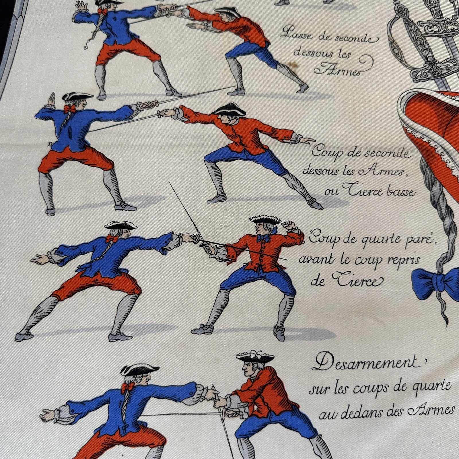 Foulard Hermès Traité des Armes – détail des escrimeurs et techniques illustrées