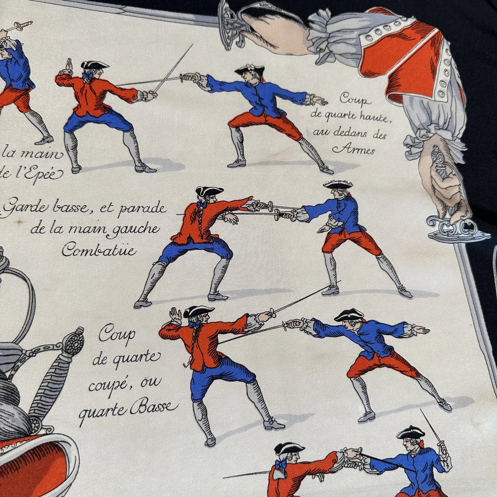 Foulard Hermès Traité des Armes – détail des escrimeurs et techniques illustrées