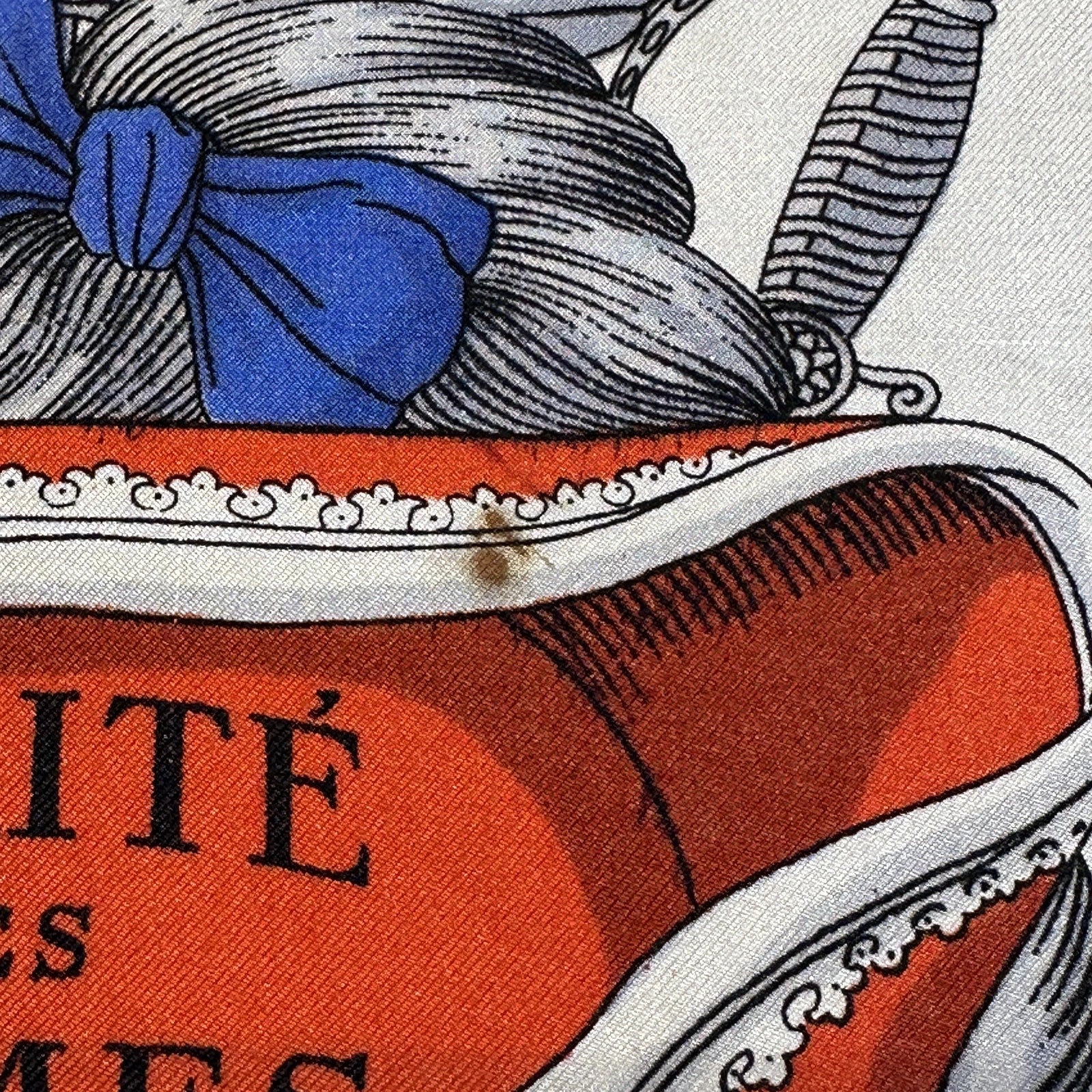 Carré Hermès Traité des Armes vintage petite tache