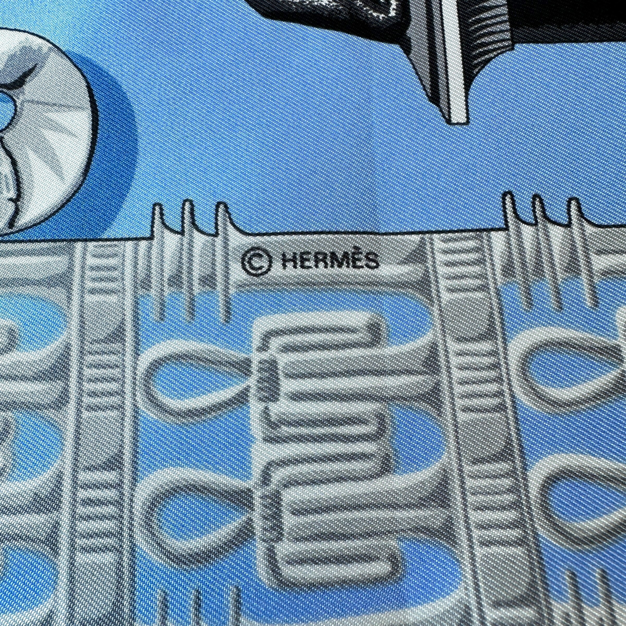 Logo copyright Hermès imprimé sur le foulard