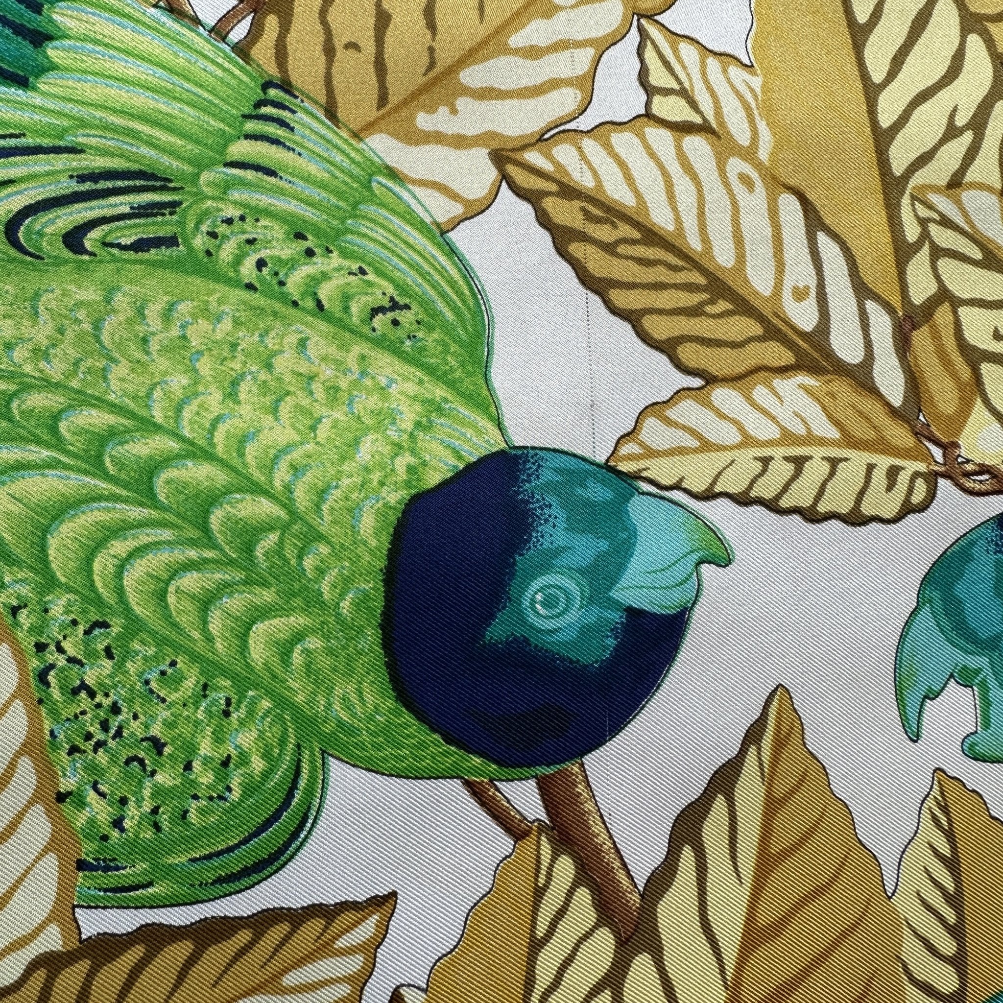 Détail du motif : tete de perroquet bleu-vert au plumage coloré