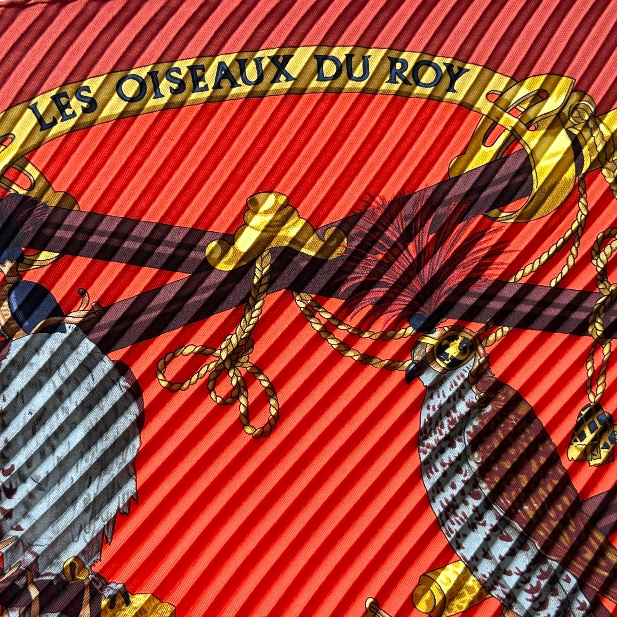 Nom du foulard “Les Oiseaux du Roy” inscrit sur la soie plissée