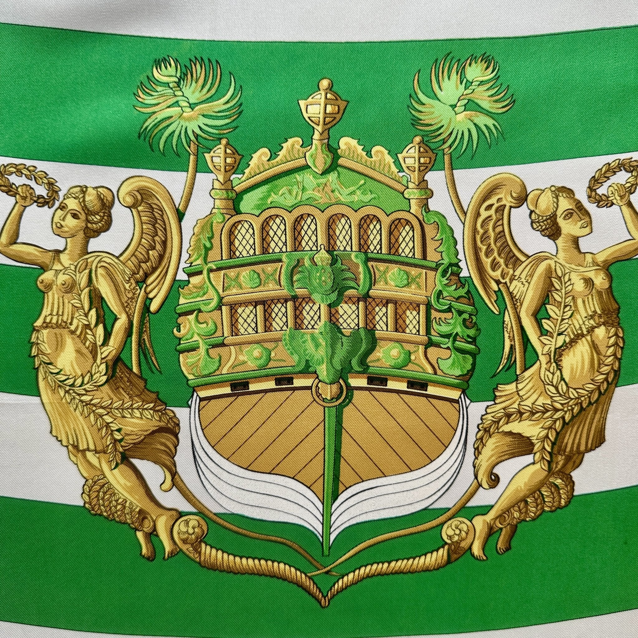 Zoom d'un chateau arrière encadré par 2 anges tenant une couronne de lauriers