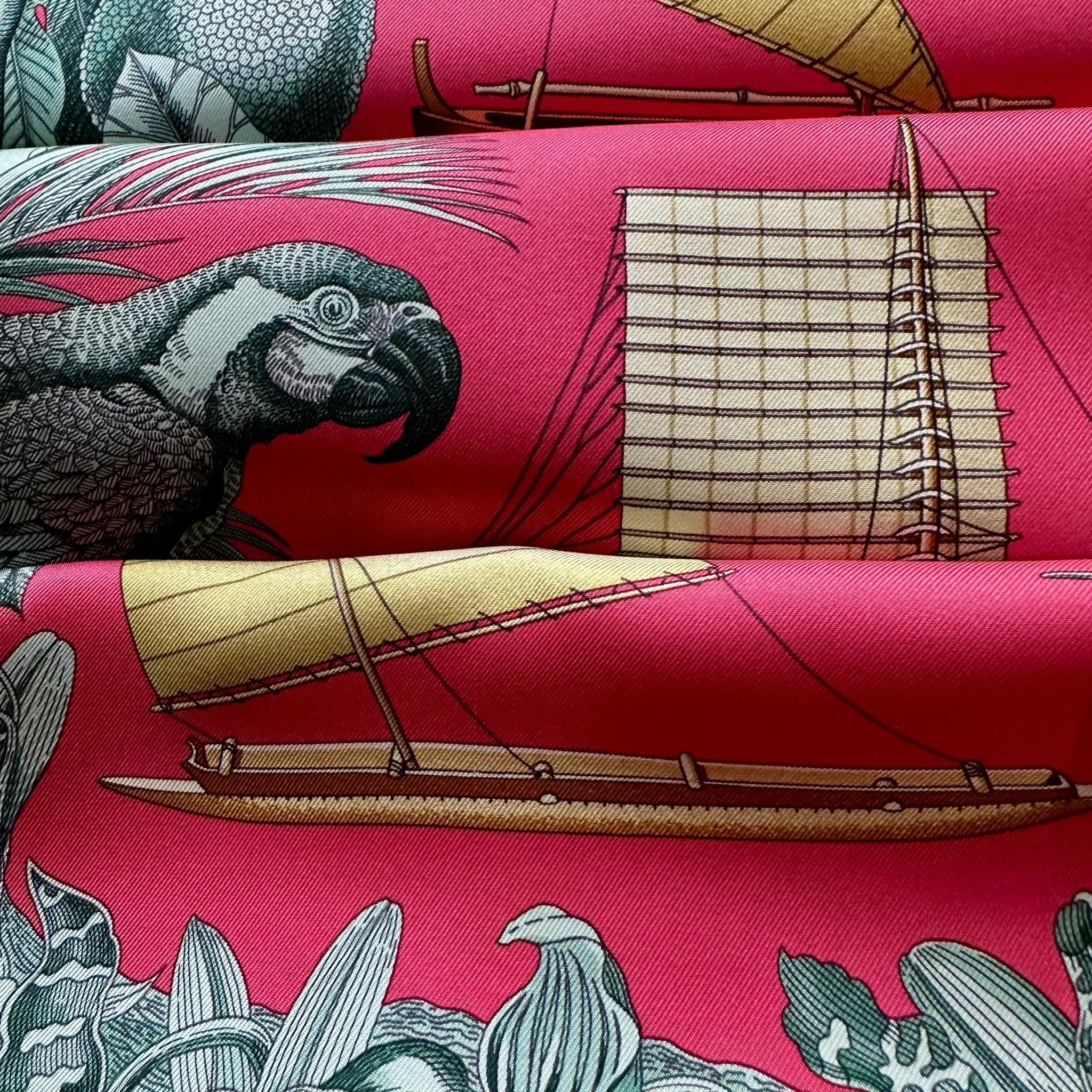 Vus du foulard présenté avec un effet plissé mettant en valeur les couleurs Rose shocking gris bleuté et or