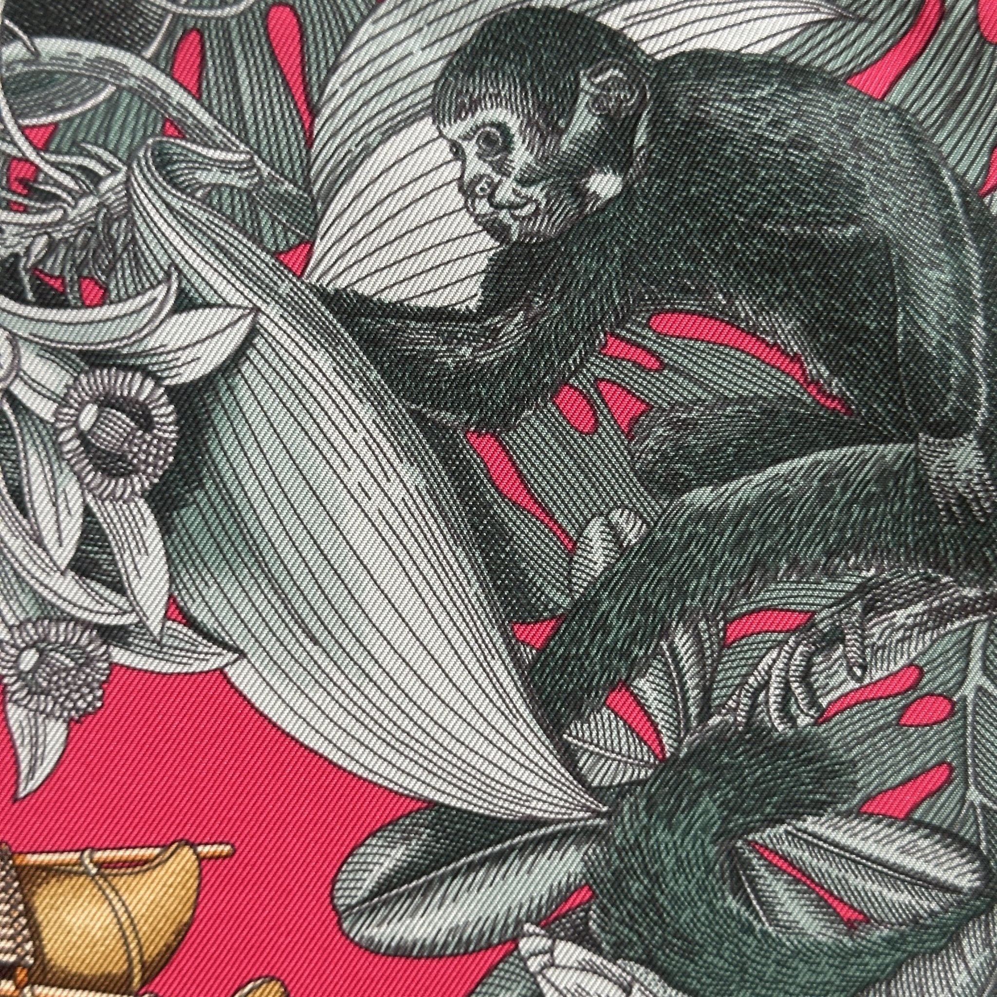 Zoom sur un singe sapajou intégré dans la frise entourant les bateaux dessinés sur le foulards