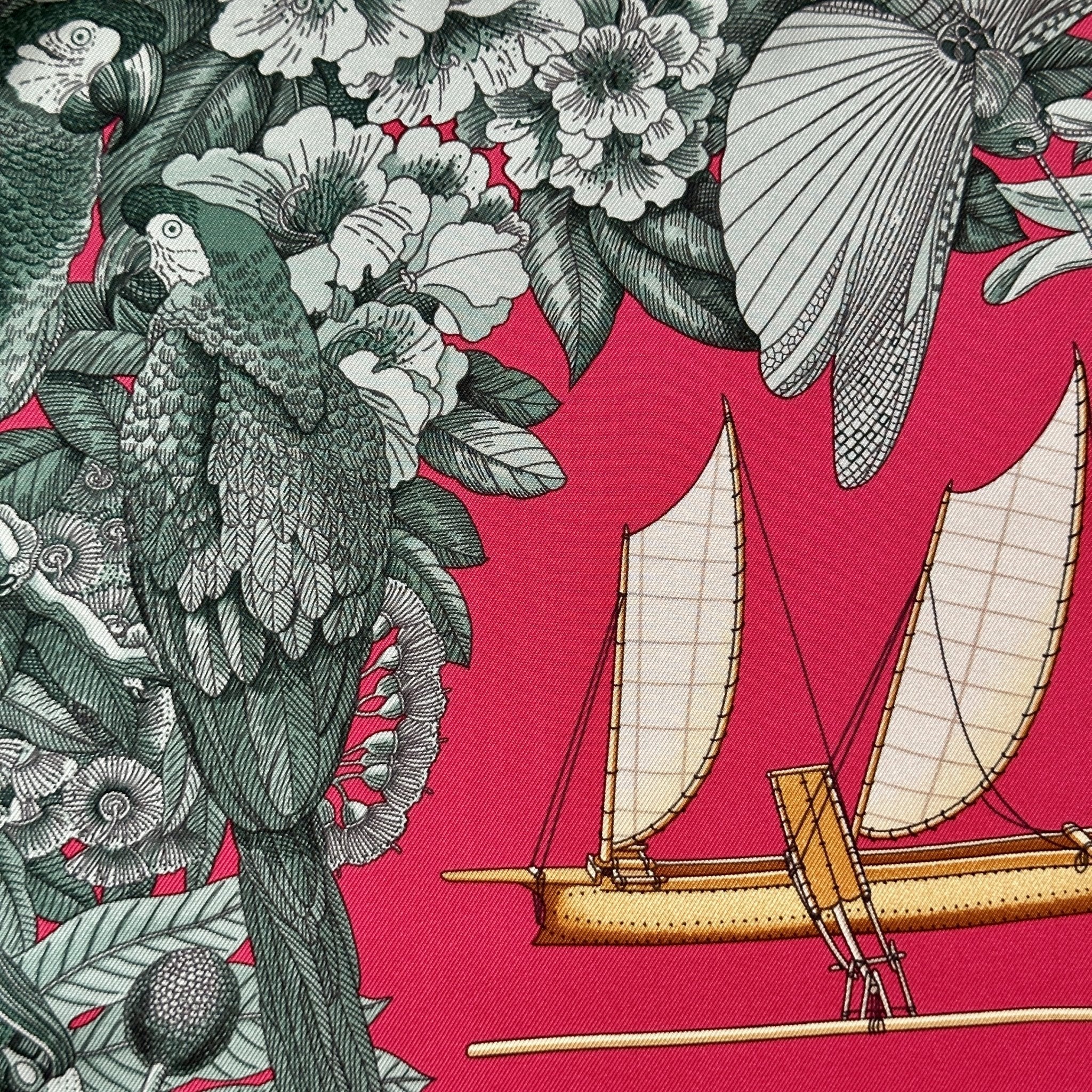 Zoom sur les perroquets intégrés dans la frise entourant les bateaux dessinés sur le foulards