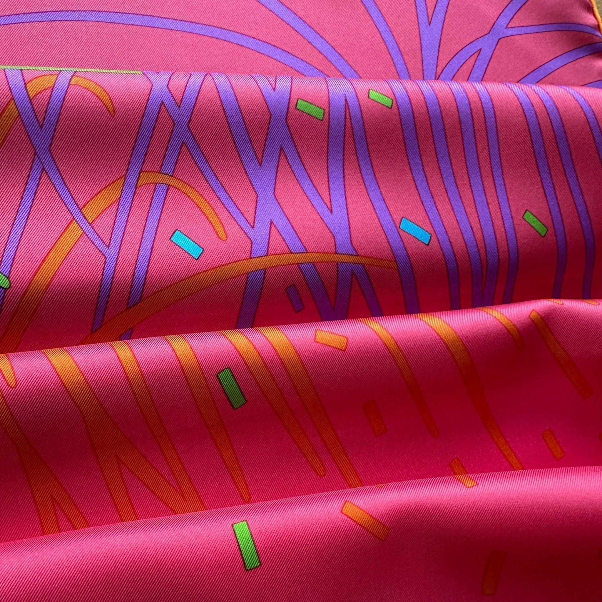 Vue du foulard Pluie d'Étincelle présenté avec un mouvement plissé qui met en valeur les couleurs éclatantes rose shocking vert fluo orange et violet