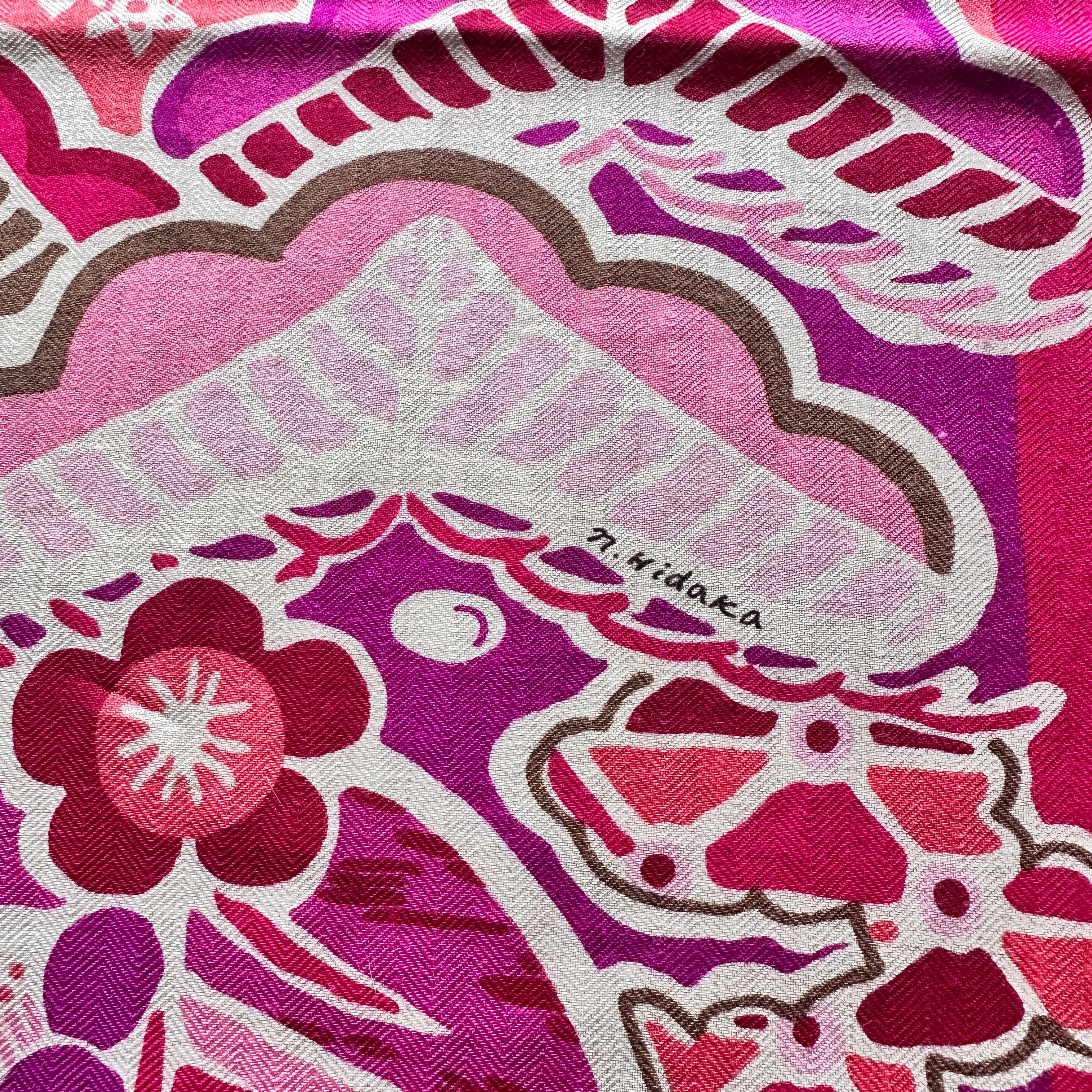 zoom sur la signature du dessinateur du carré hermès Bingata Natsuno Hidaka