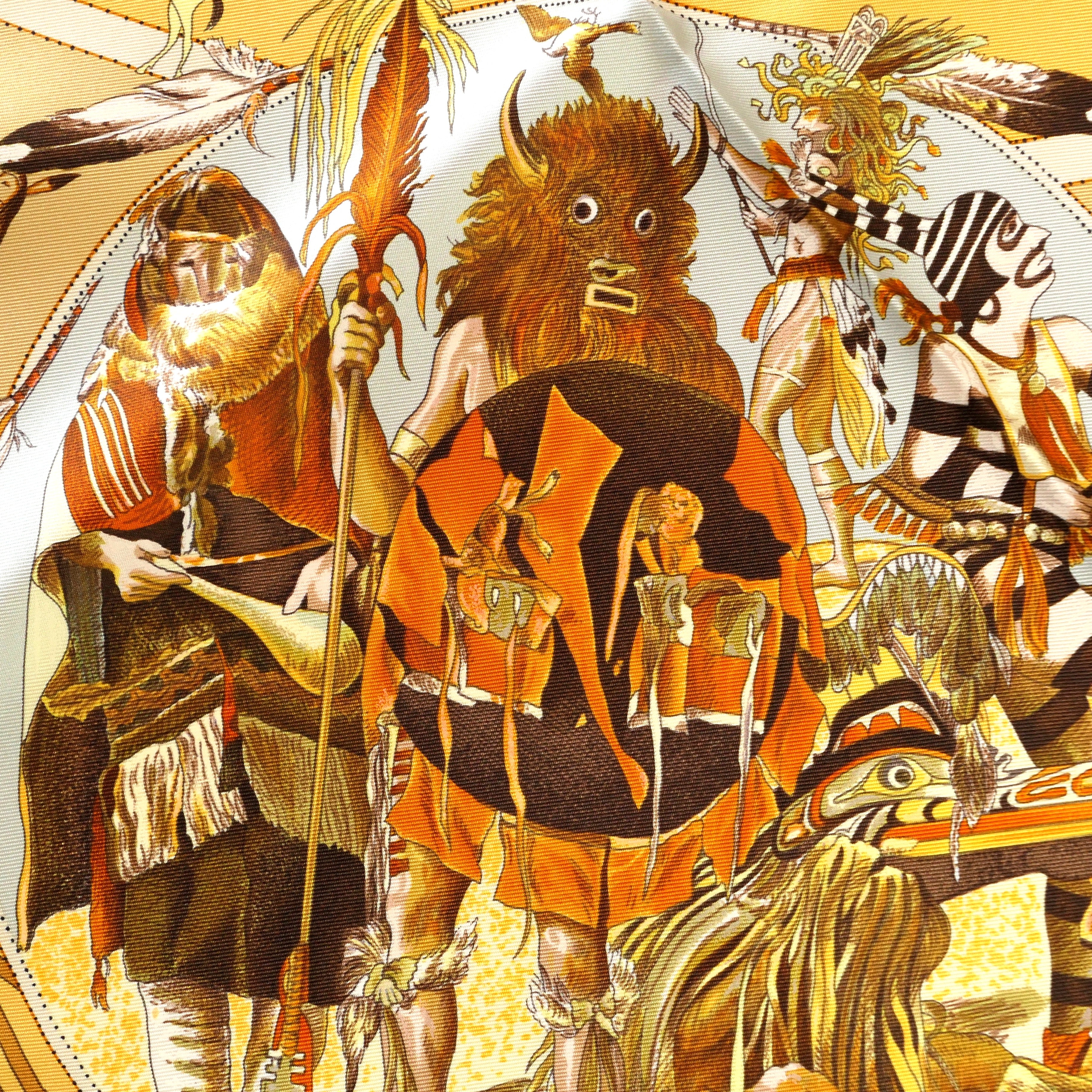 Carré Hermès Mythologies des Hommes Rouges 90 cm soie, détail dieu-bison et figures totémiques