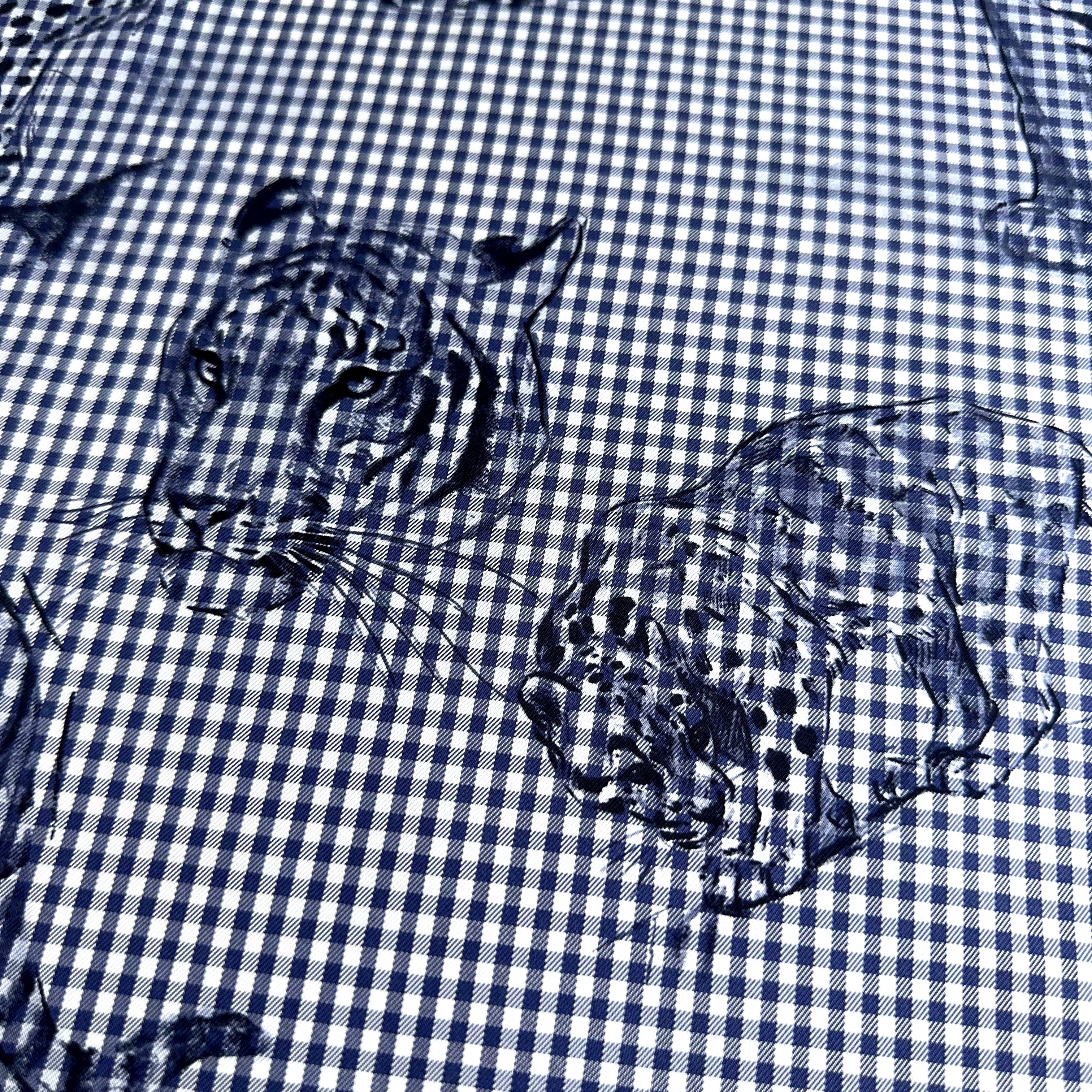 Carré Hermès Dans l'atelier de Robert Dallet Finesse Eyeliner, 90 cm soie, détail de deux félins sur vichy