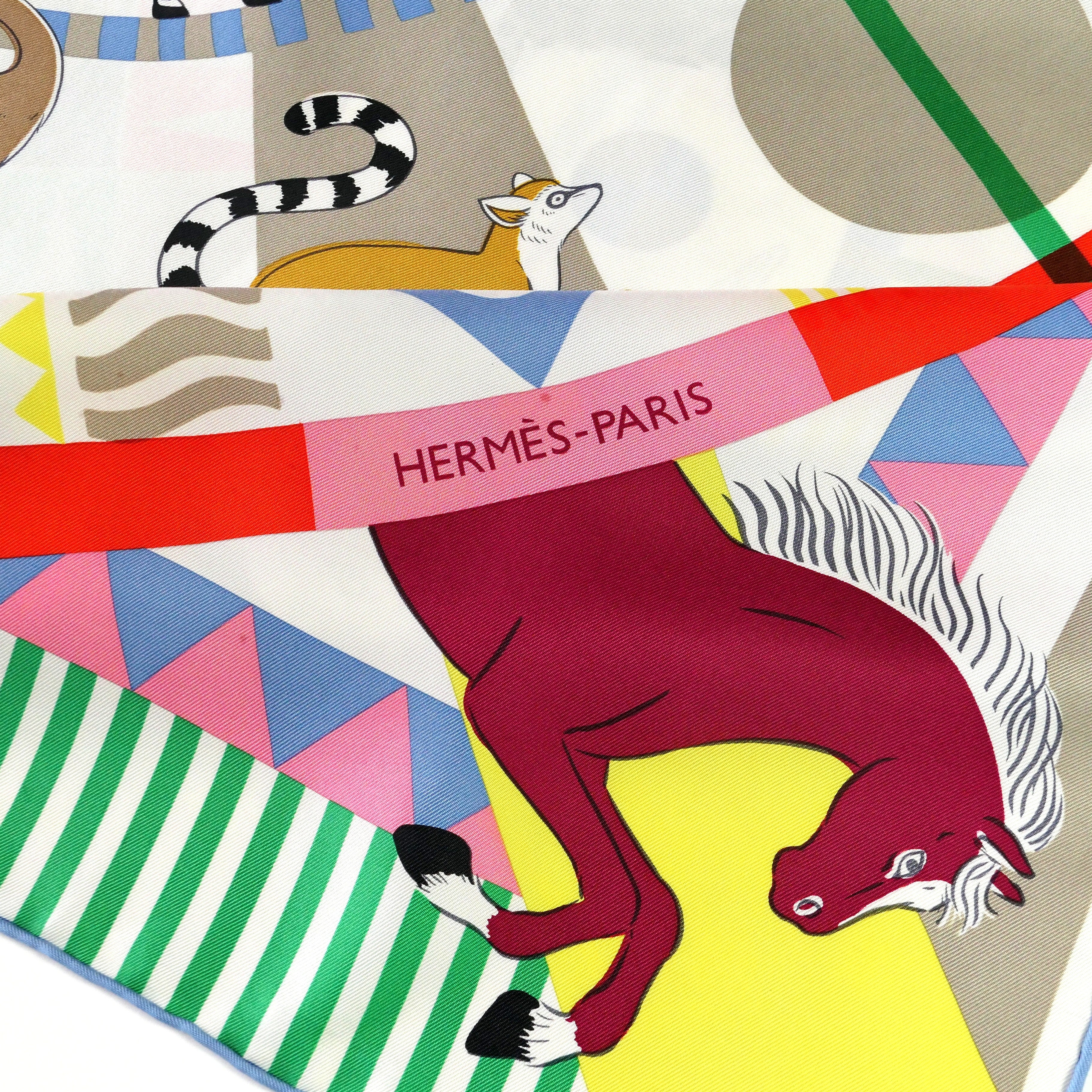 Carré Hermès Le Carrousel du Tigre Royal de Katie Scott, 90 cm soie, signature Hermès-Paris sur bandeau rouge