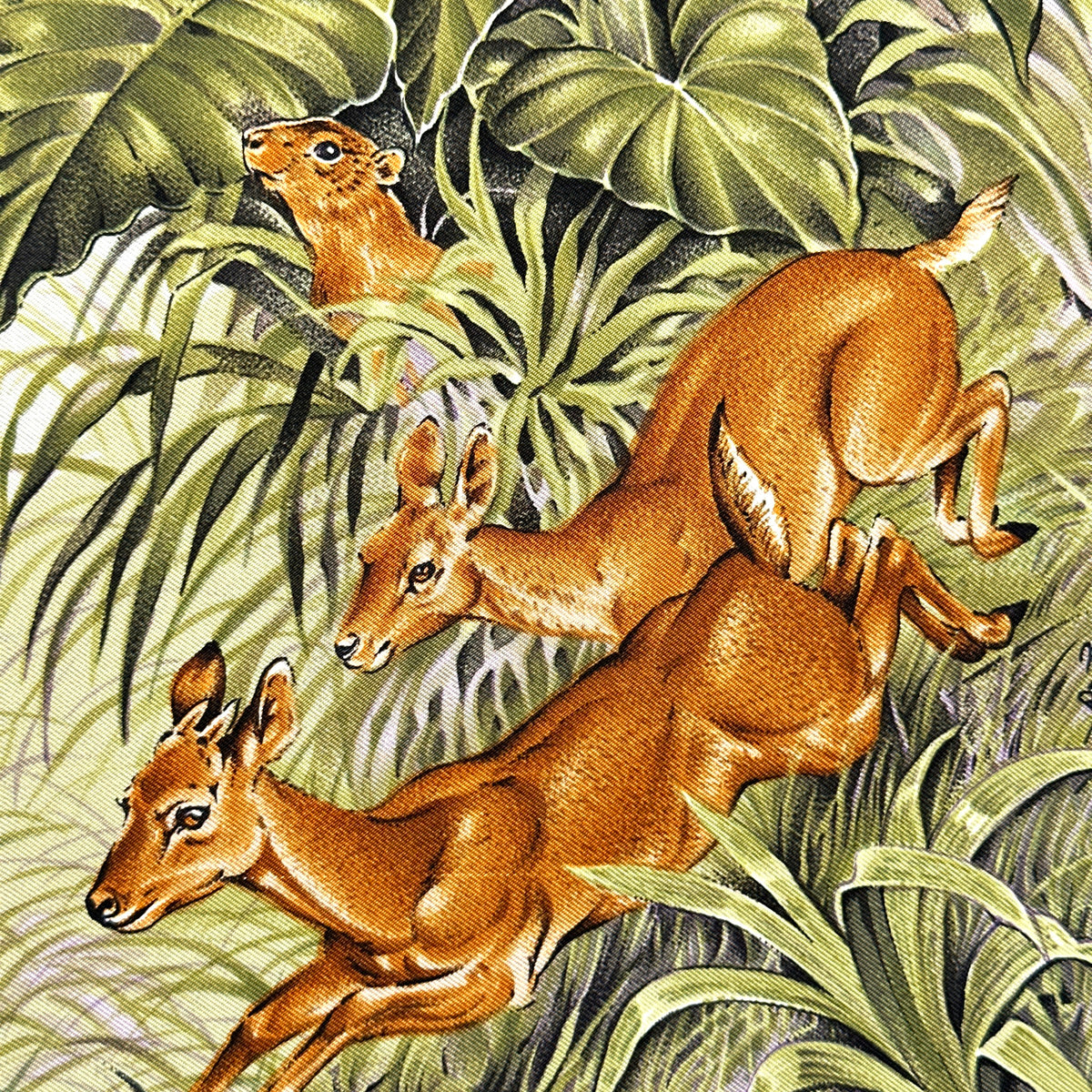 Carré Hermès Équateur de Robert Dallet, 90 cm en soie : détail des deux cervidés bondissants