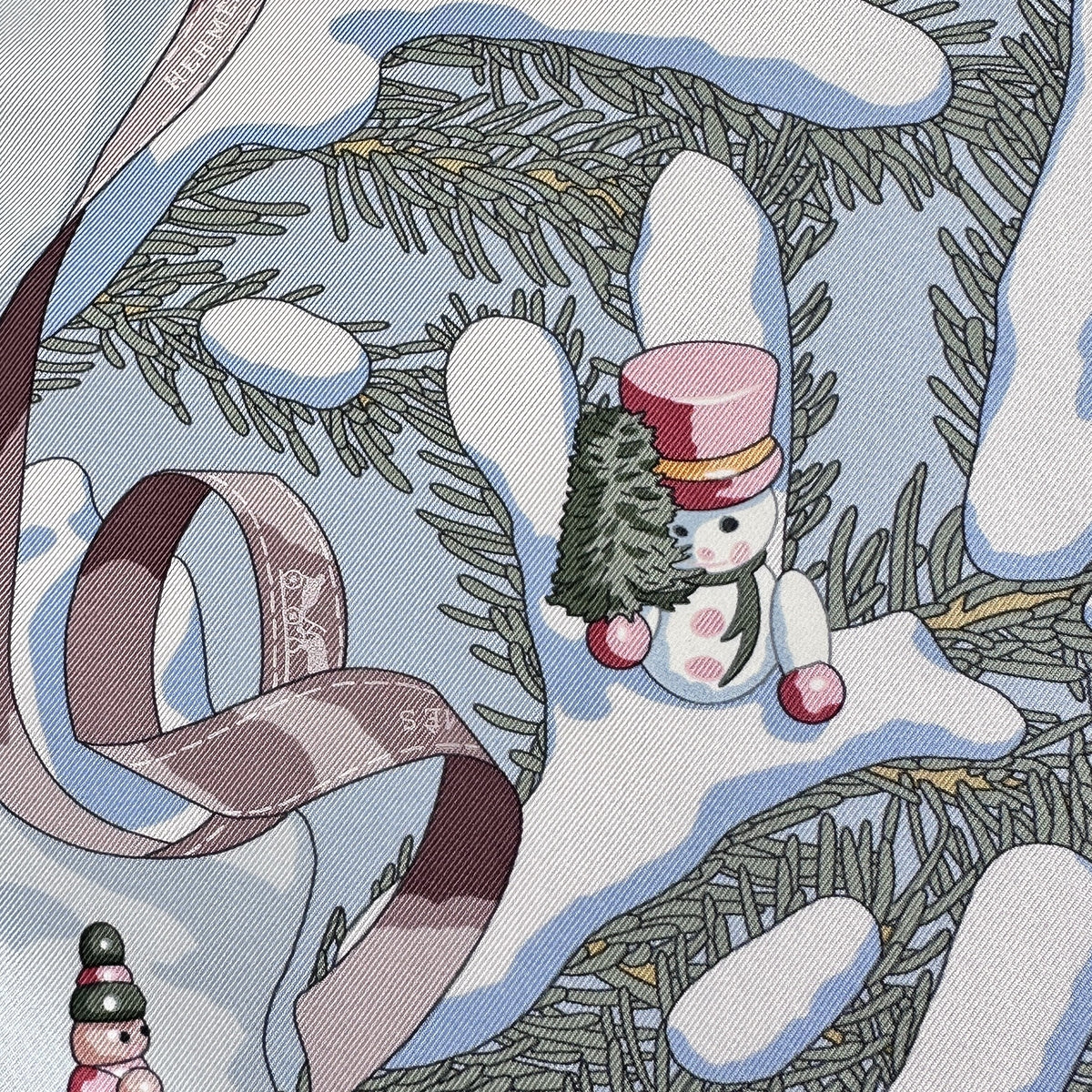 Carré Hermès Noël au 24 Faubourg Rybaltchenko 90 cm soie bleu ciel, bonhomme de neige au sapin