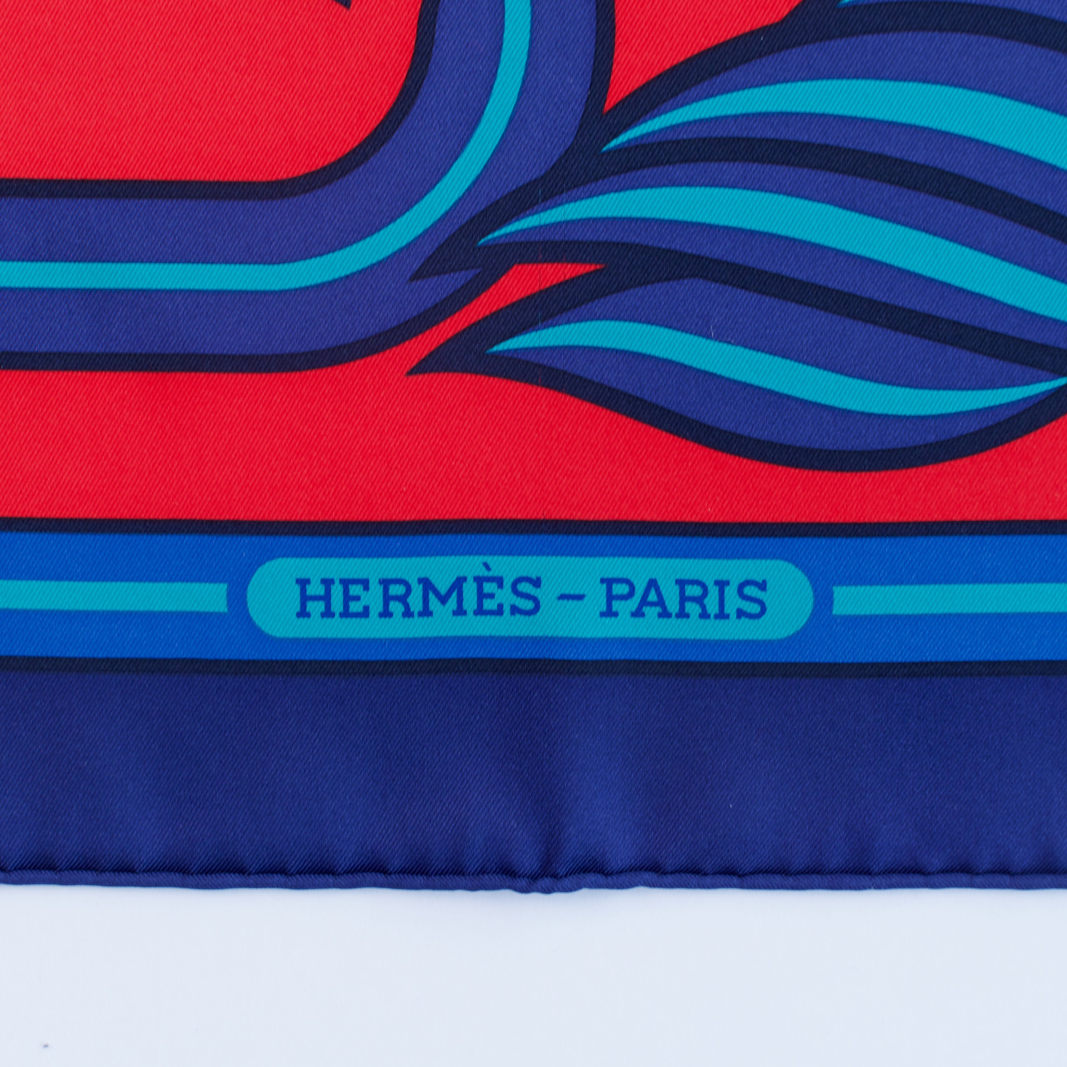 Carré Hermès Quadrige Costumé 2016 détail signature Hermès Paris sur soie