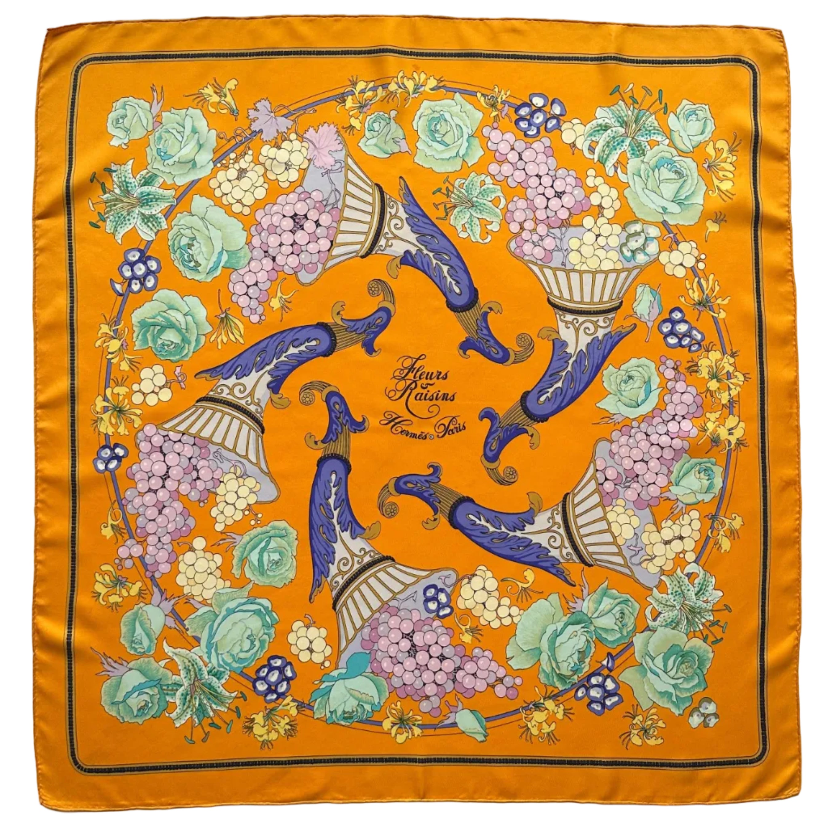 Vue d'ensemble du Carré Hermès "Fleurs et Raisins" (1981) sur son fond rare Jaune Safran, orné de quatre cornes d'abondance bleues en cercle.