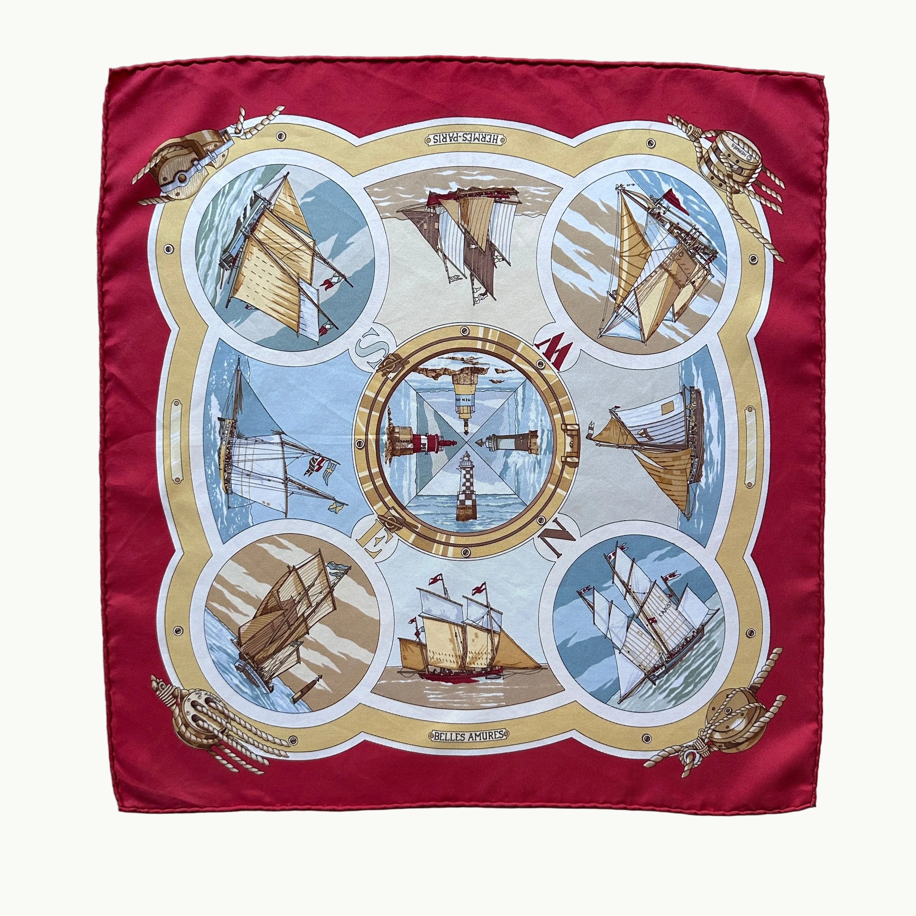 Gavroche Hermès Belles Amures en soie rouge, motifs maritimes et voiliers anciens.