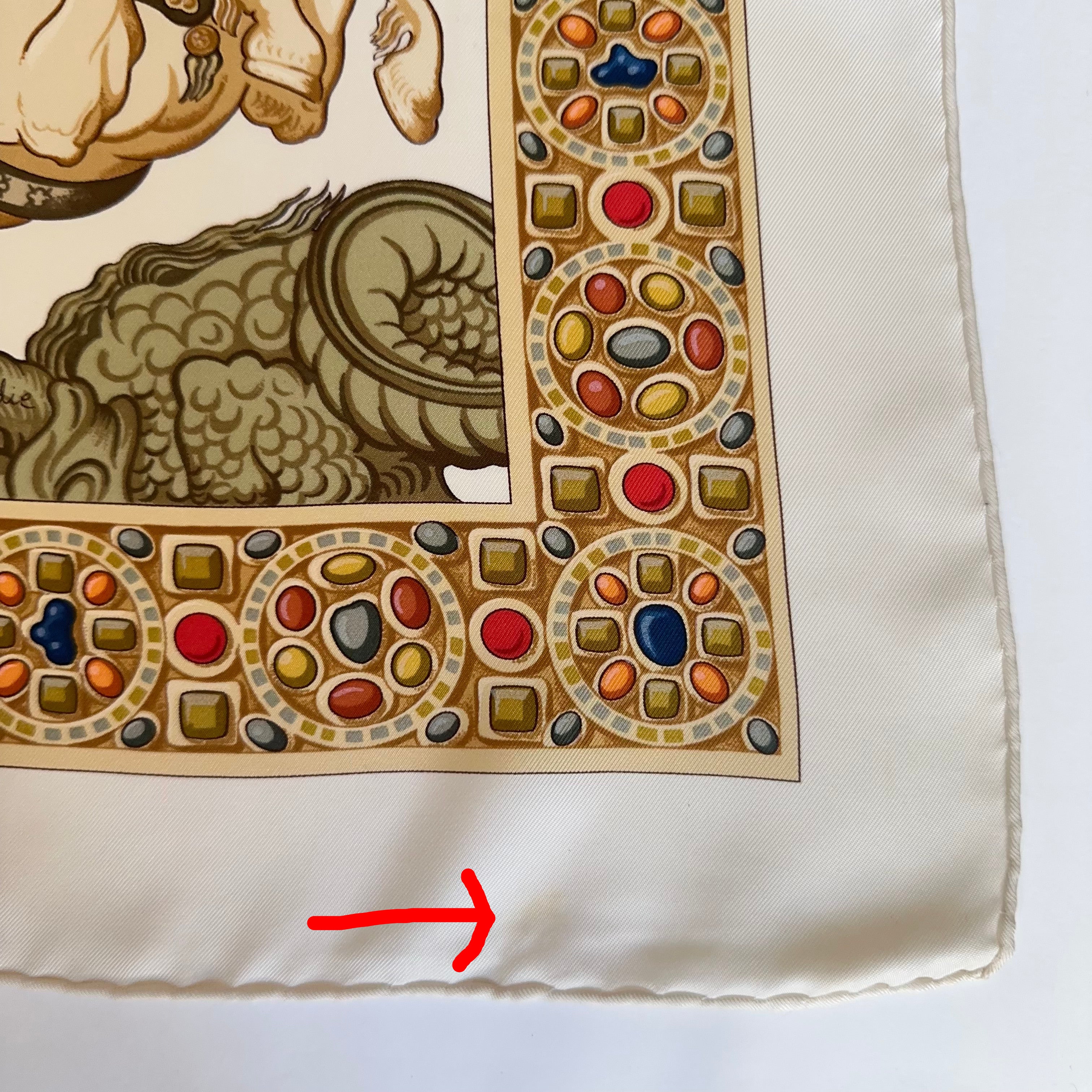 Détail d'un angle du carré montrant la qualité du roulotté main et la précision de la bordure "bijoux" encadrant une partie du dragon vert.