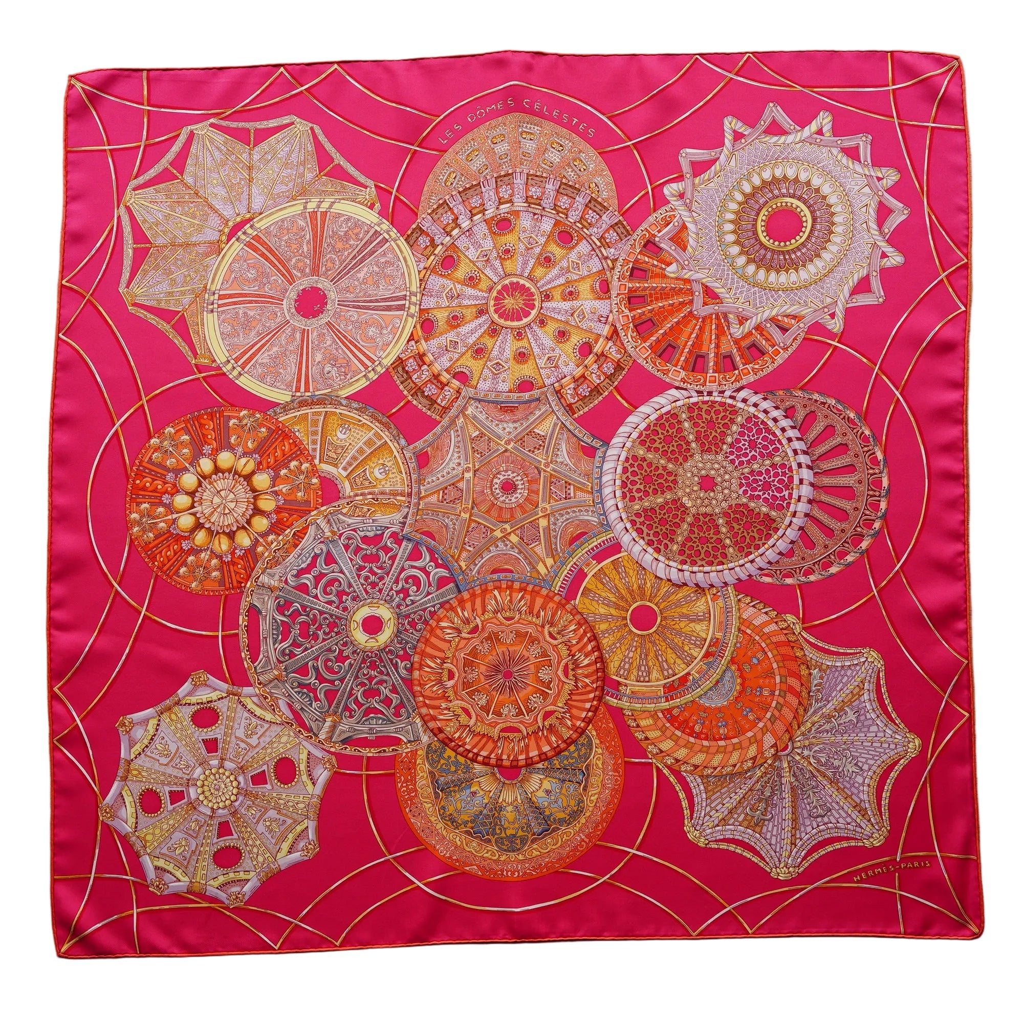 Vue d'ensemble à plat du carré Hermès 90 Les Dômes Célestes édition 2010. Motif architectural complexe sur fond rose shocking vibrant.